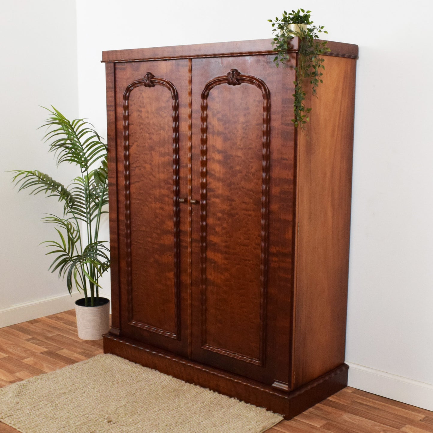 Large Mahogany Compactum