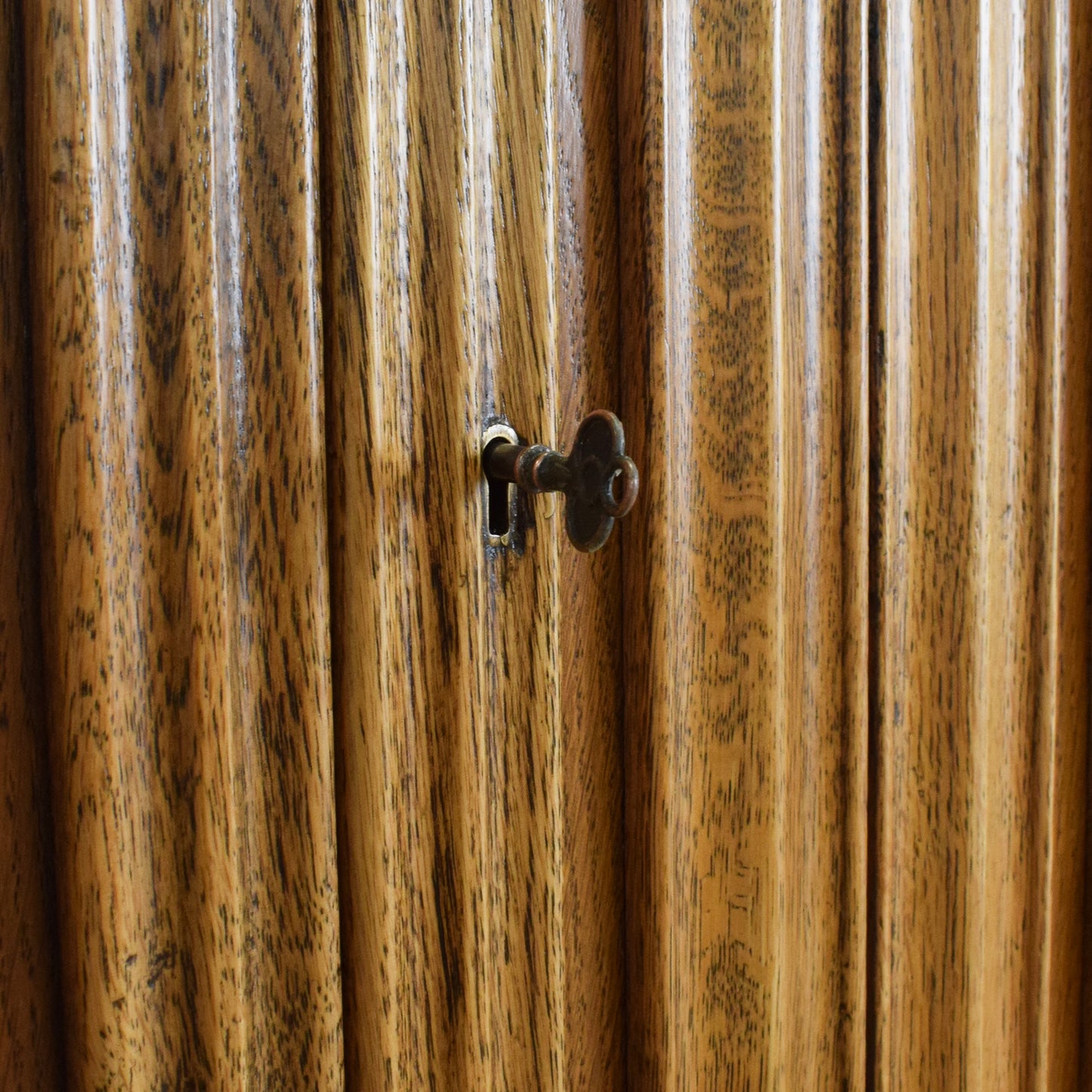Traditional Oak Linenfold Wardrobe