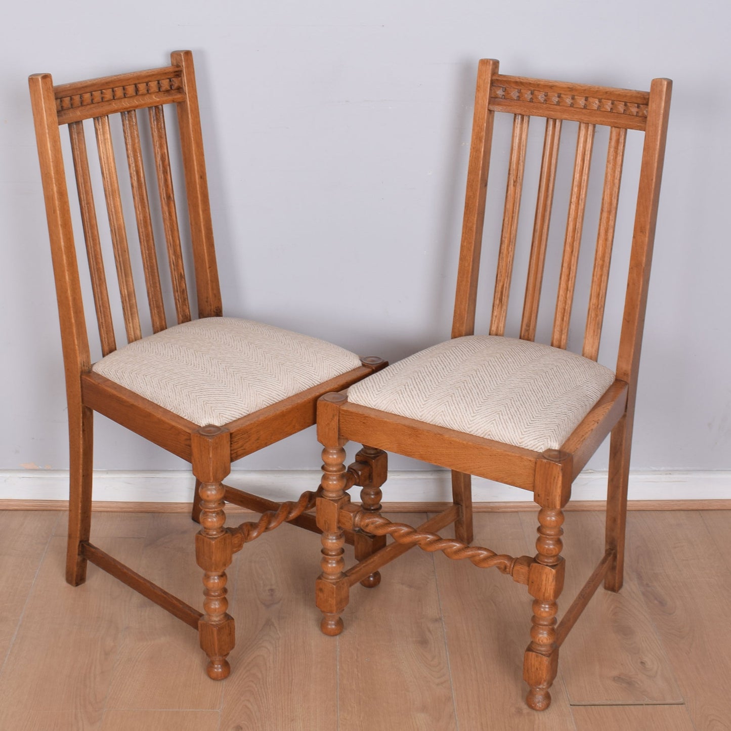 Draw-Leaf Dining Table with Four Chairs