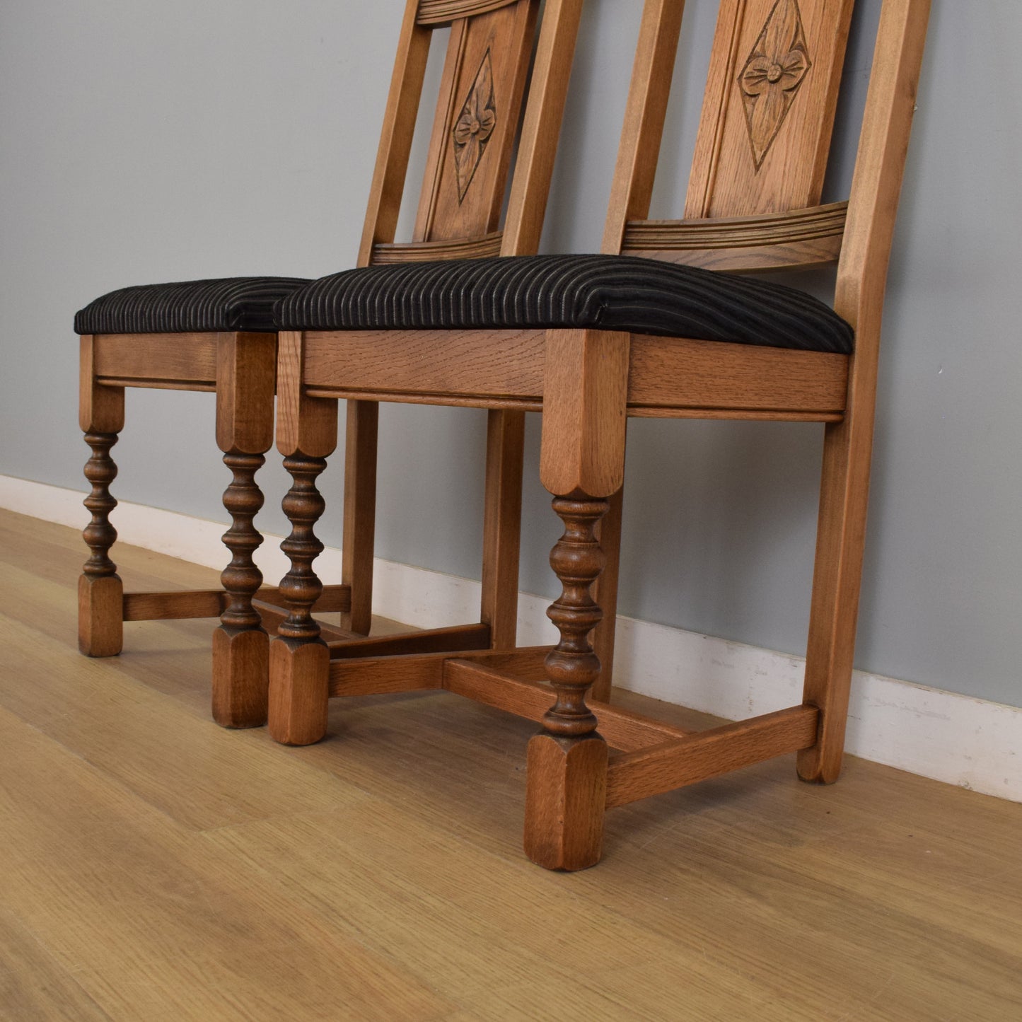 'Old Charm' Oak Table and Six Chairs
