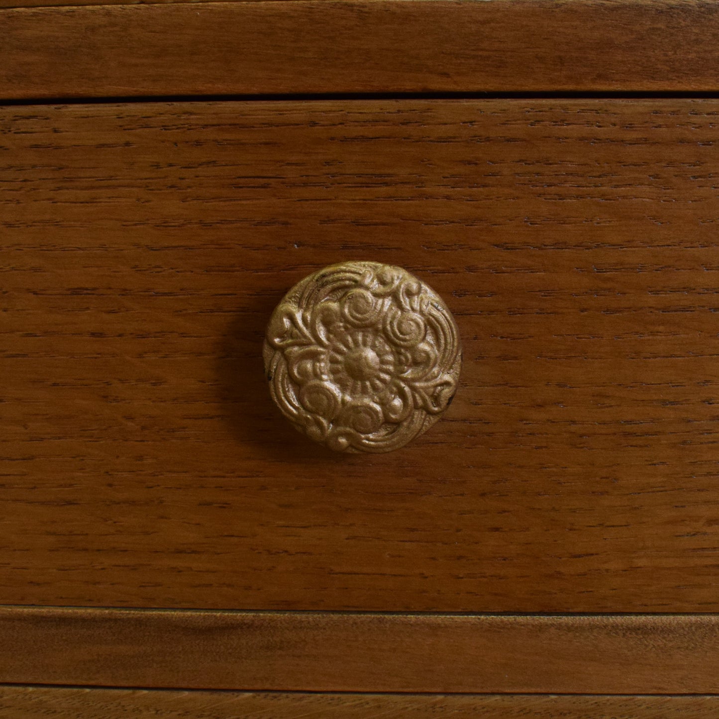Small Oak Veneer Chest of Drawers