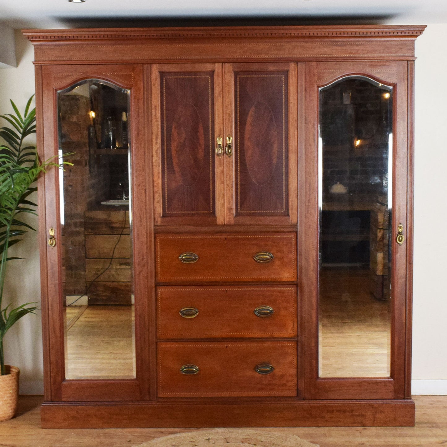 Mirrored Compactum