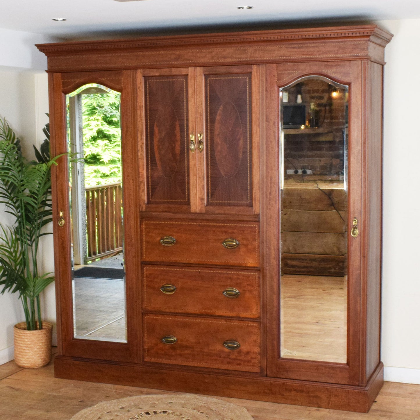 Mirrored Compactum