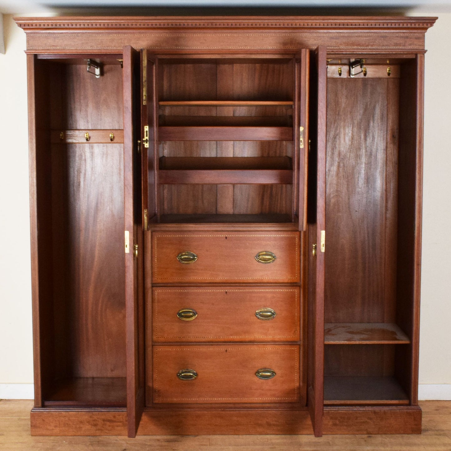Mirrored Compactum