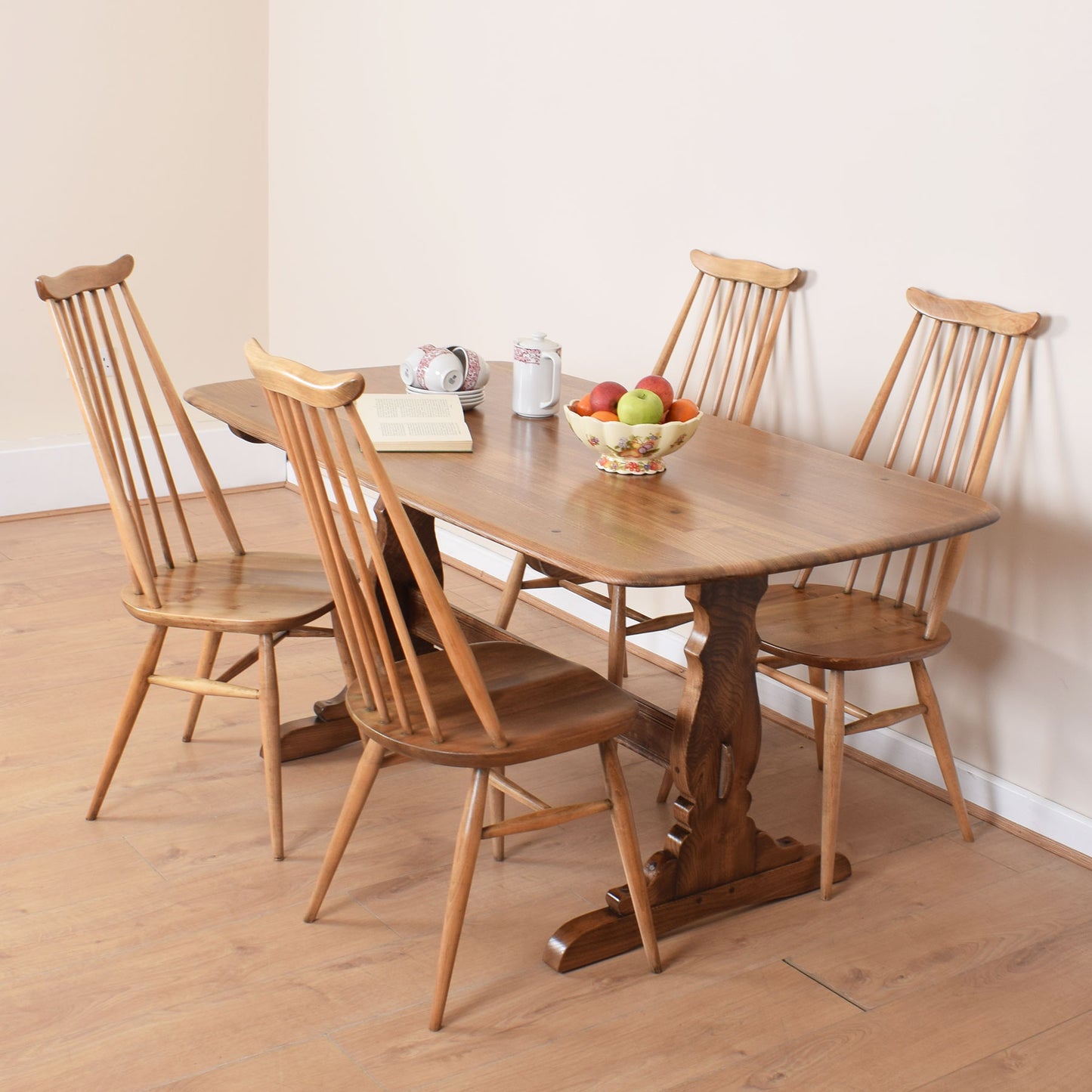 Ecrol Dining Table with Four Chairs