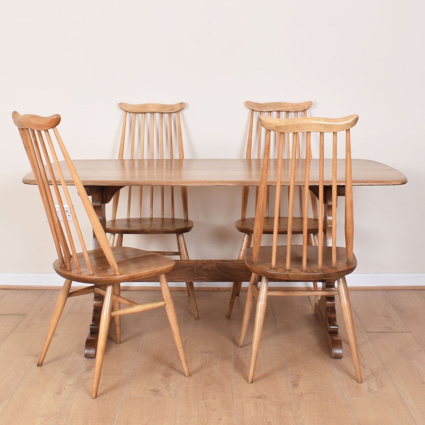 Ecrol Dining Table with Four Chairs