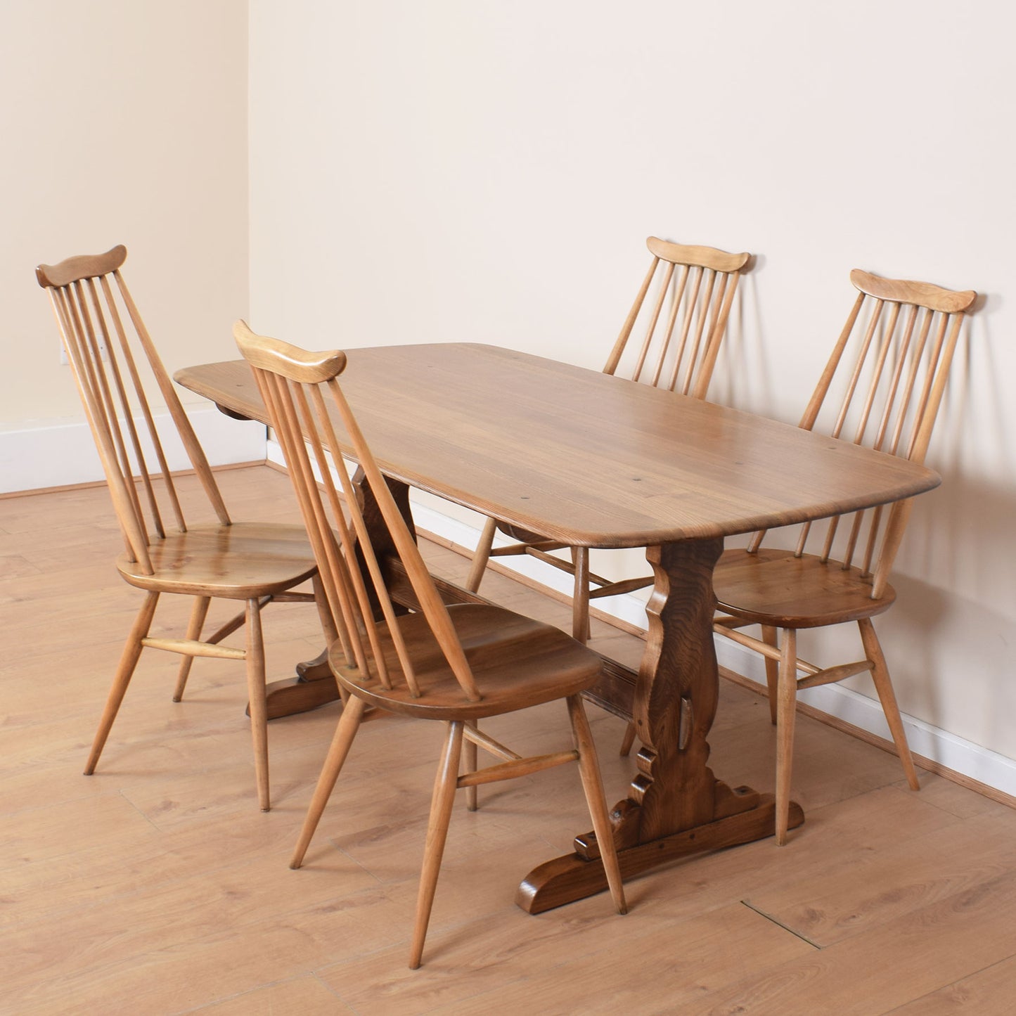 Ecrol Dining Table with Four Chairs