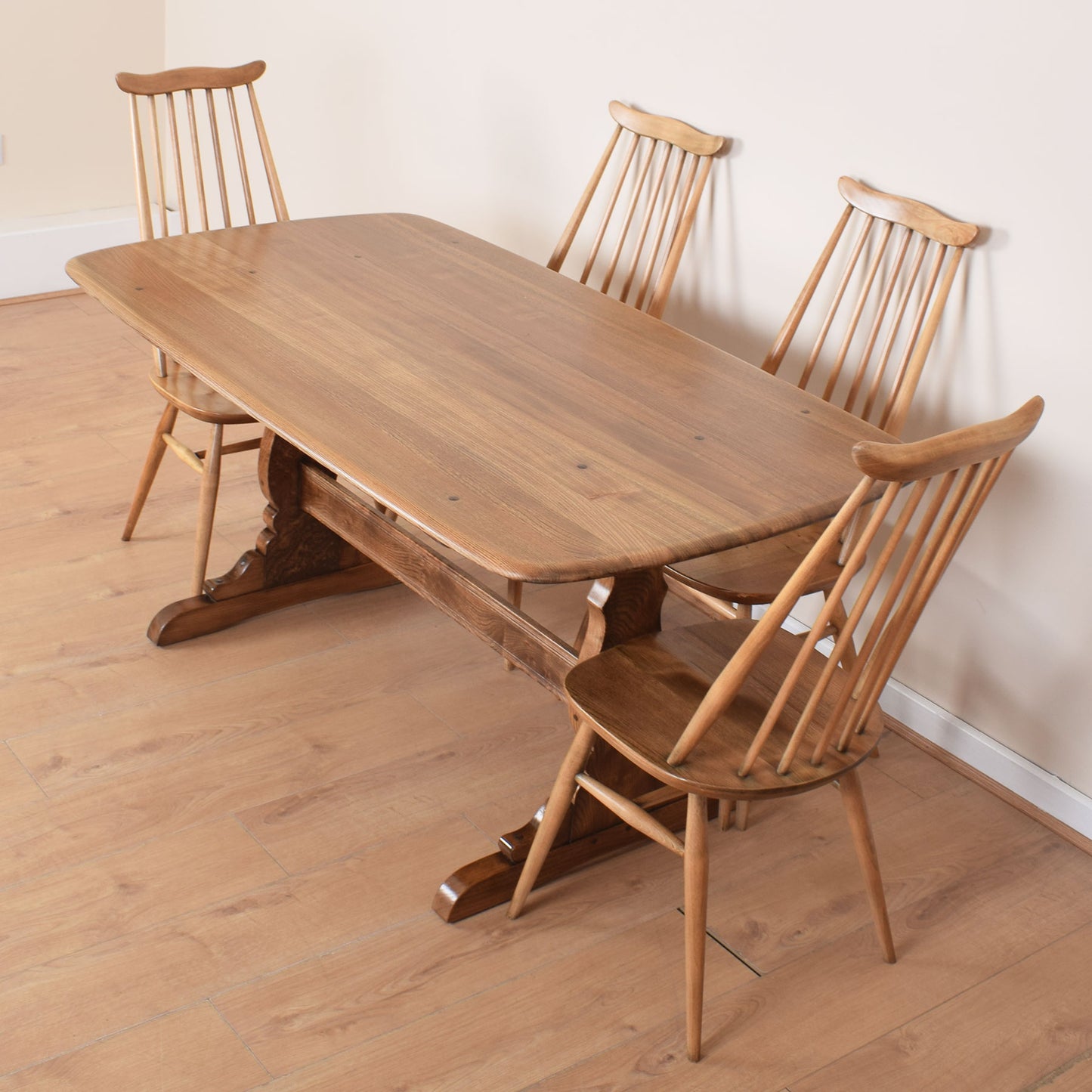 Ecrol Dining Table with Four Chairs