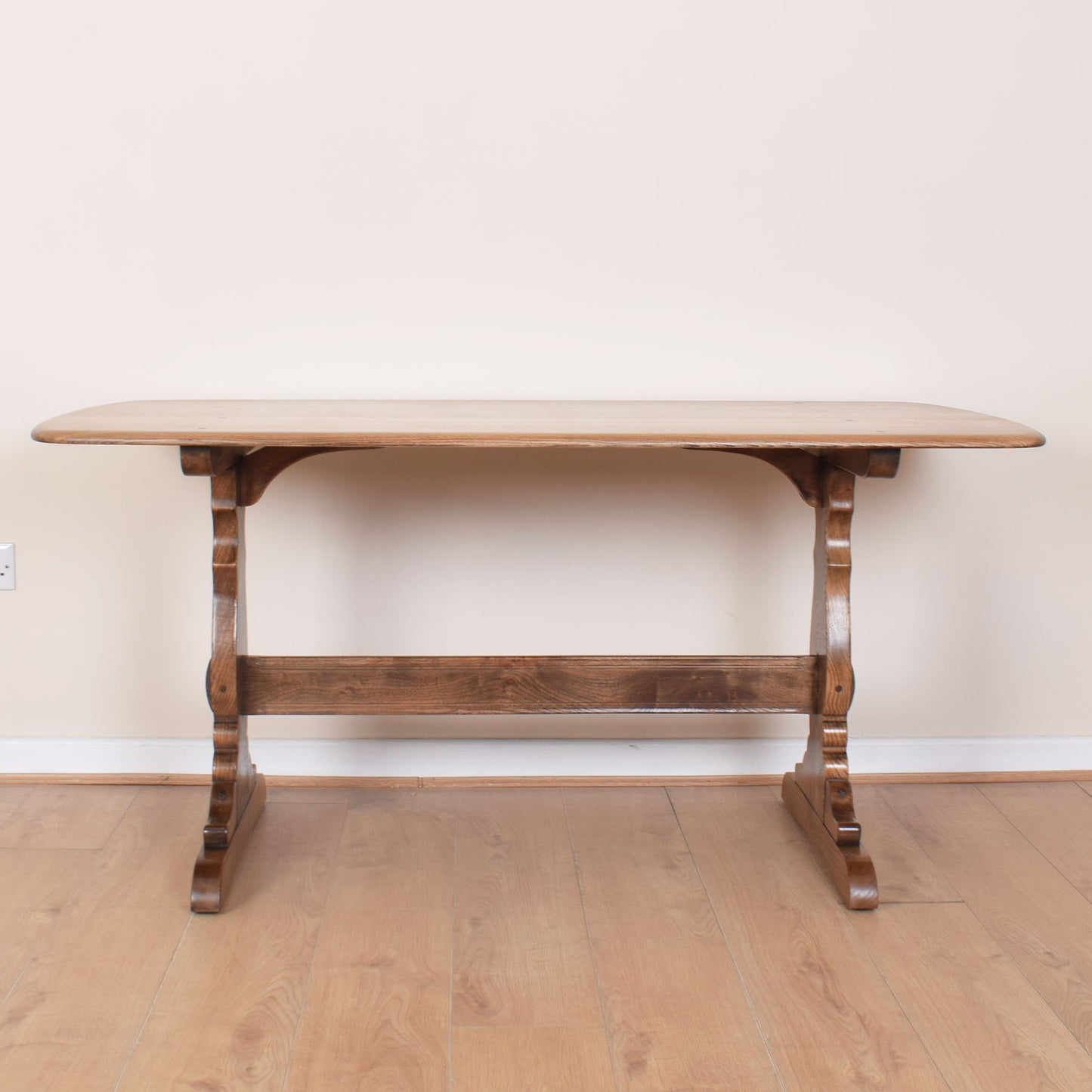 Ecrol Dining Table with Four Chairs