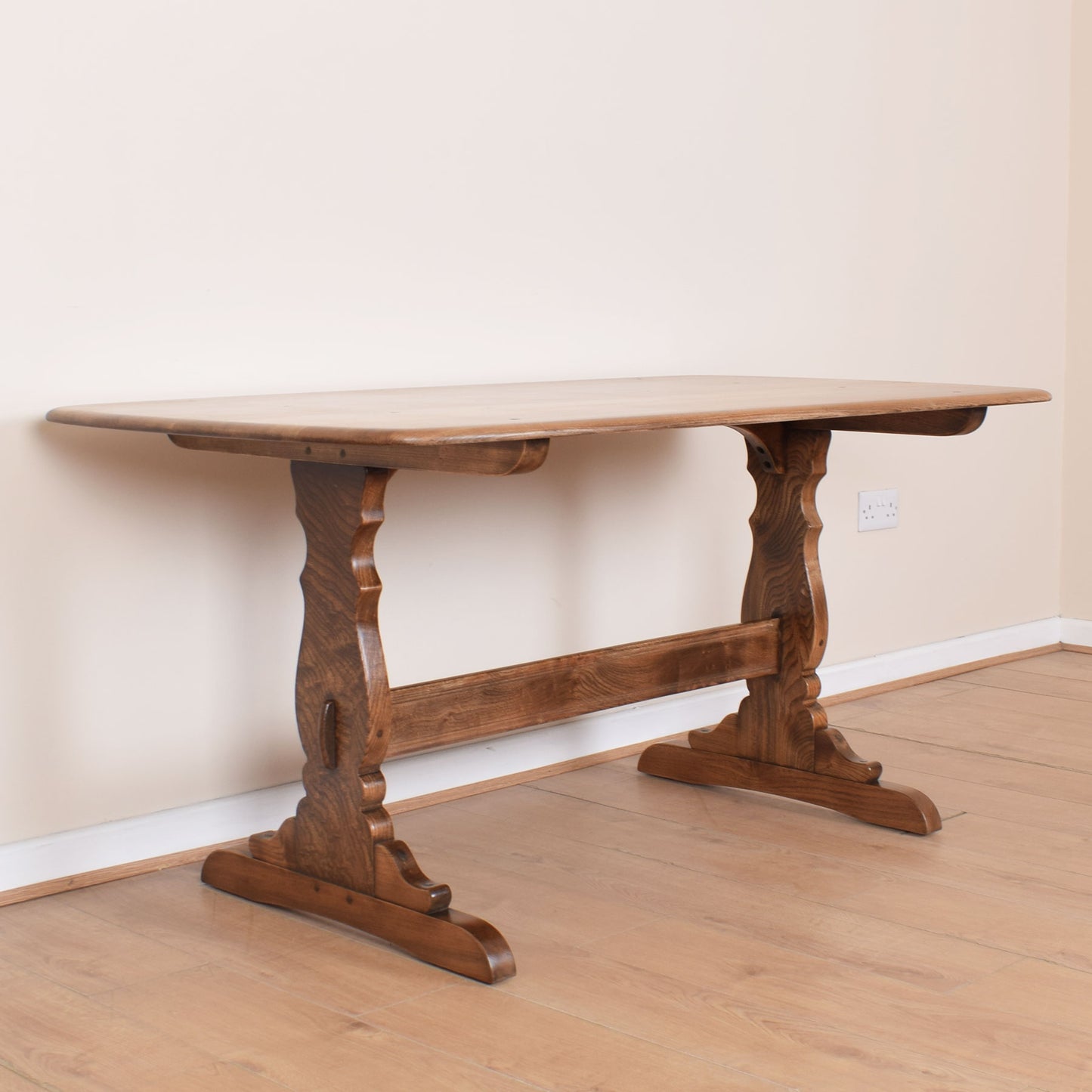 Ecrol Dining Table with Four Chairs