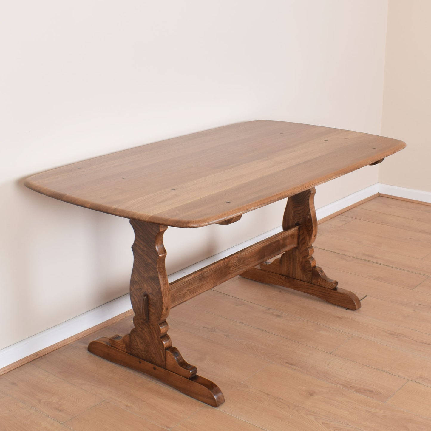 Ecrol Dining Table with Four Chairs