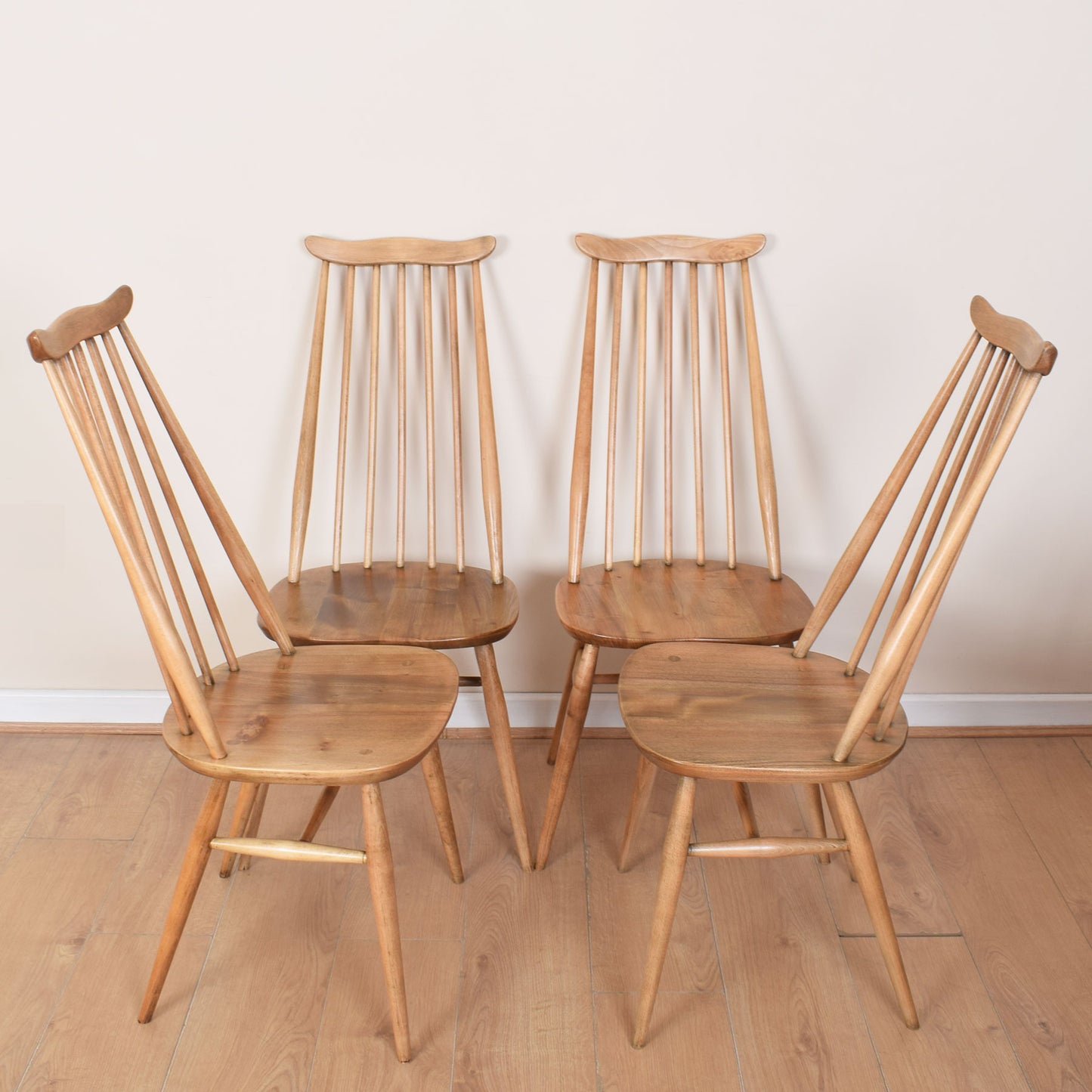Ecrol Dining Table with Four Chairs