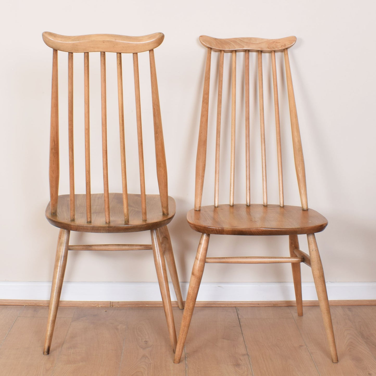 Ecrol Dining Table with Four Chairs