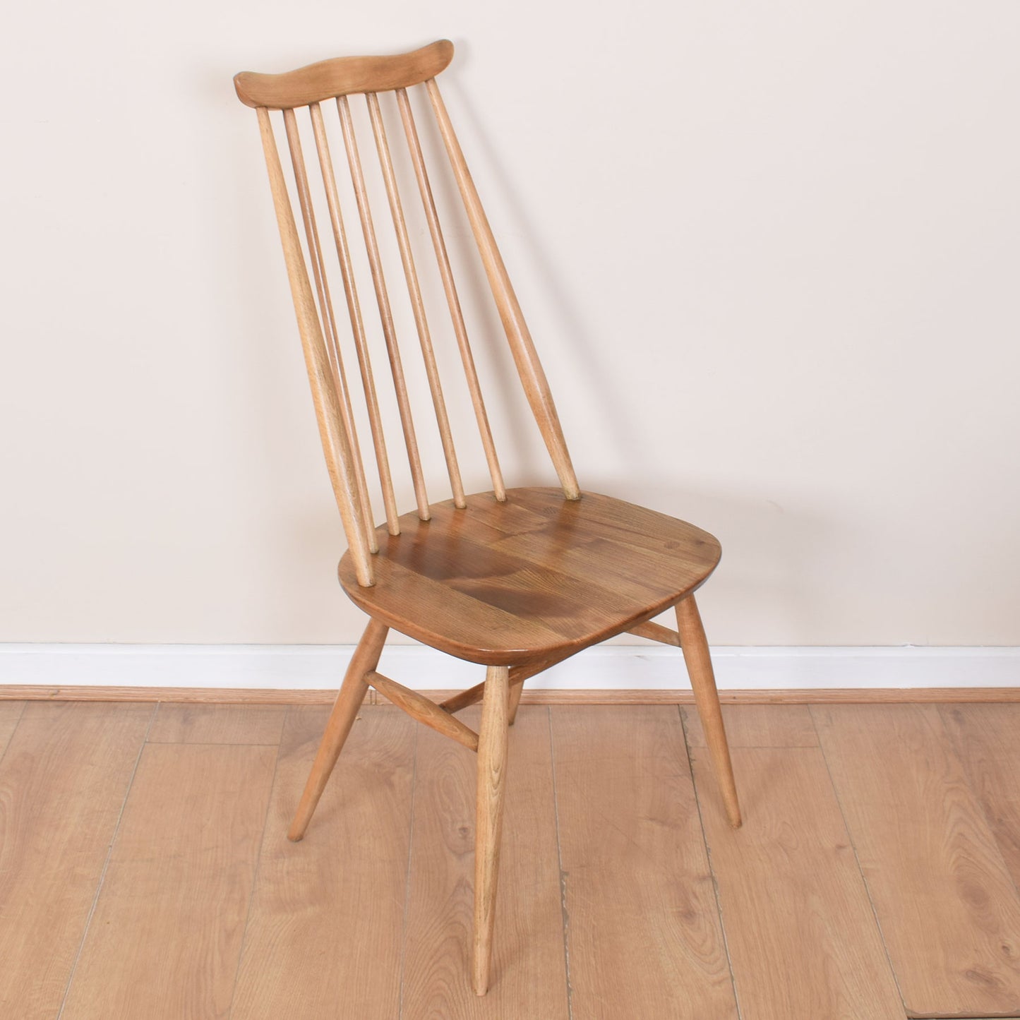 Ecrol Dining Table with Four Chairs