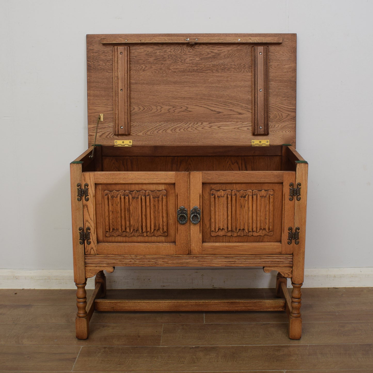 Old Charm Hi-Fi Cabinet