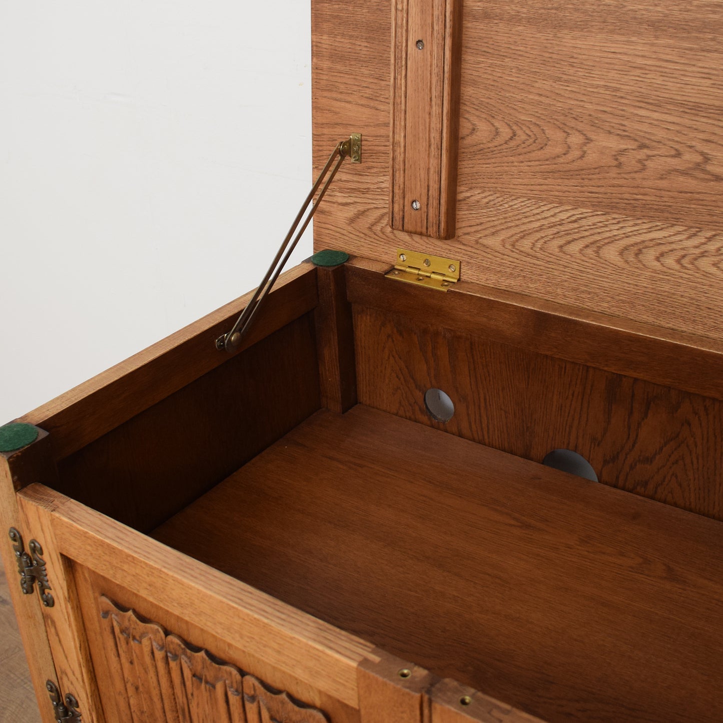 Old Charm Hi-Fi Cabinet