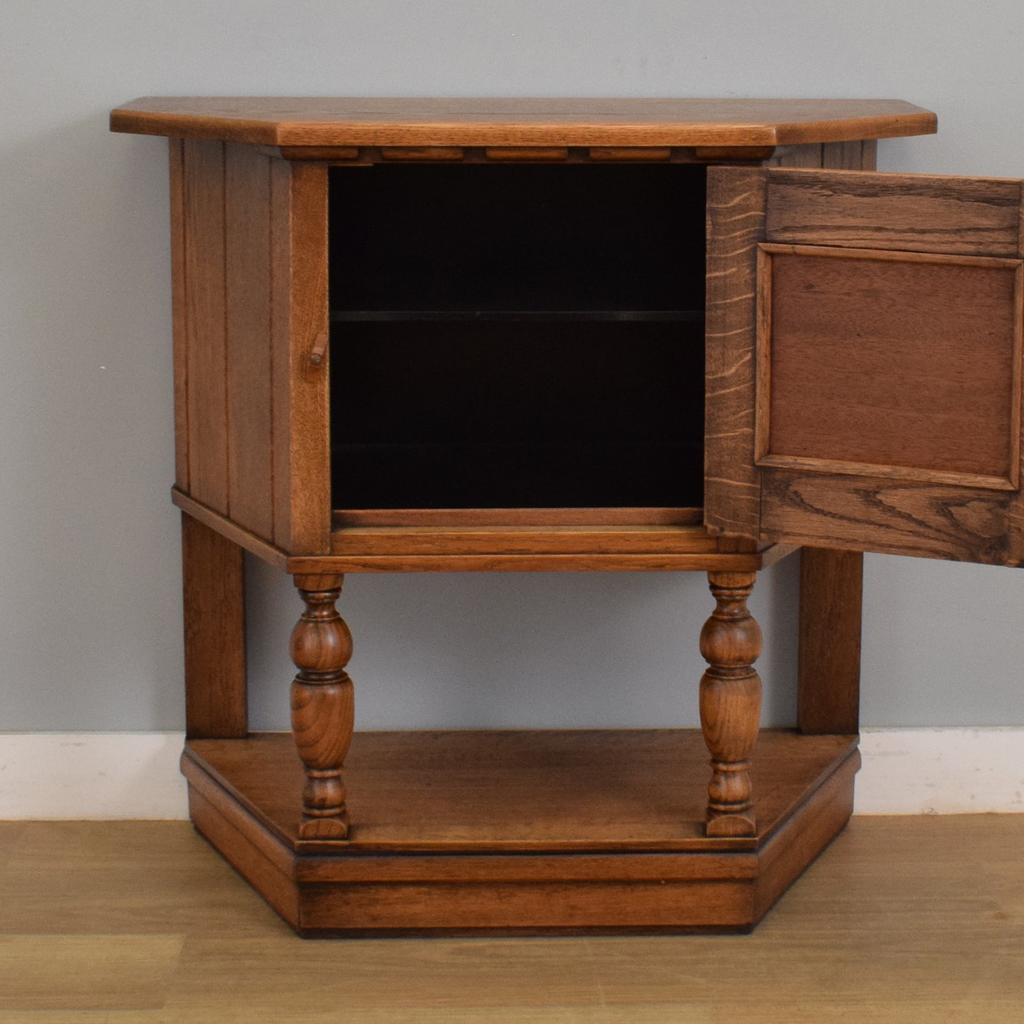 Canted Oak Hall Unit