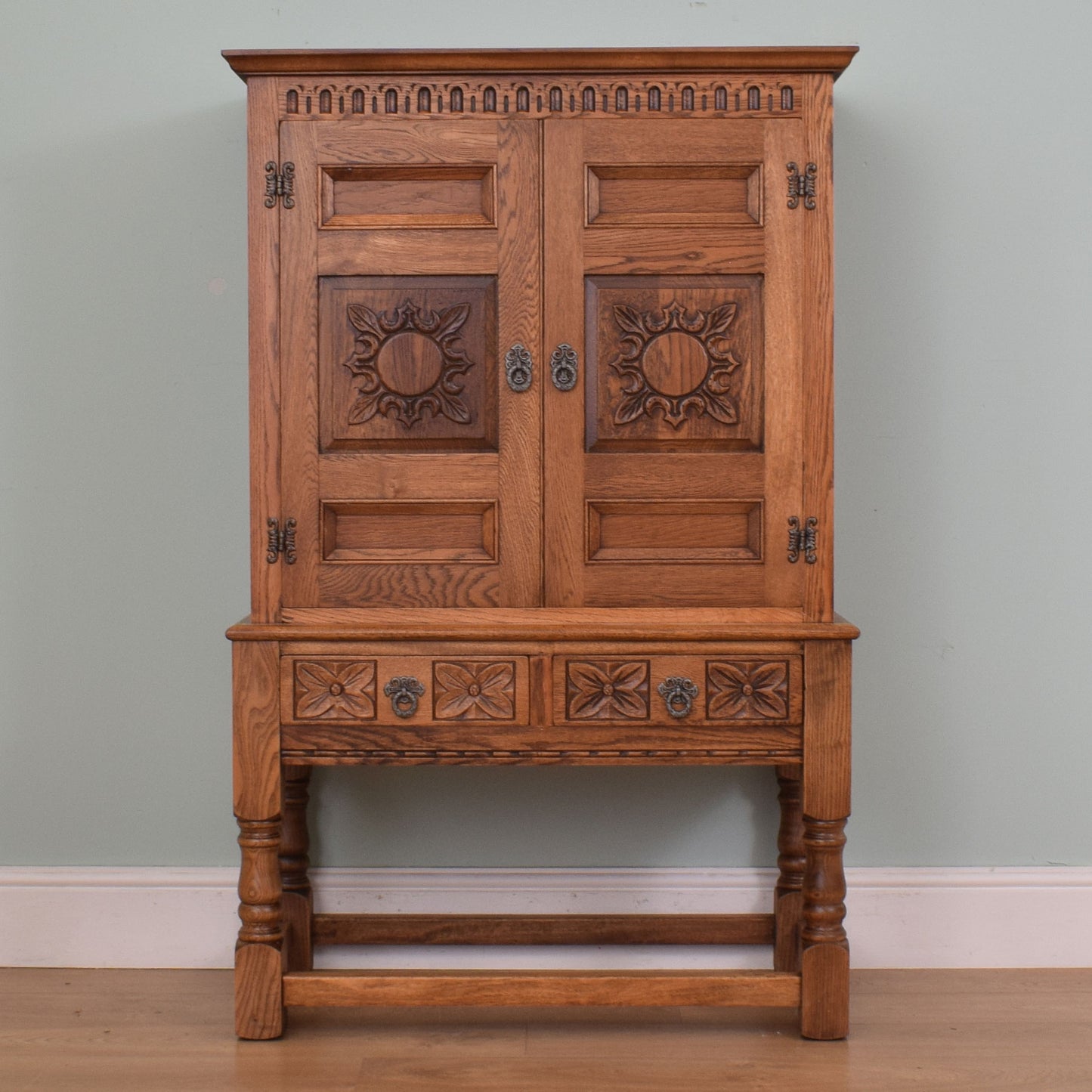 Old Charm Drinks Cabinet
