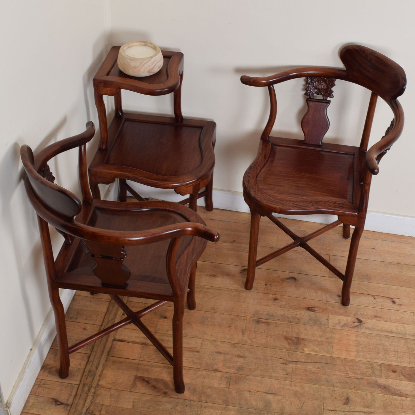 Corner chairs with table