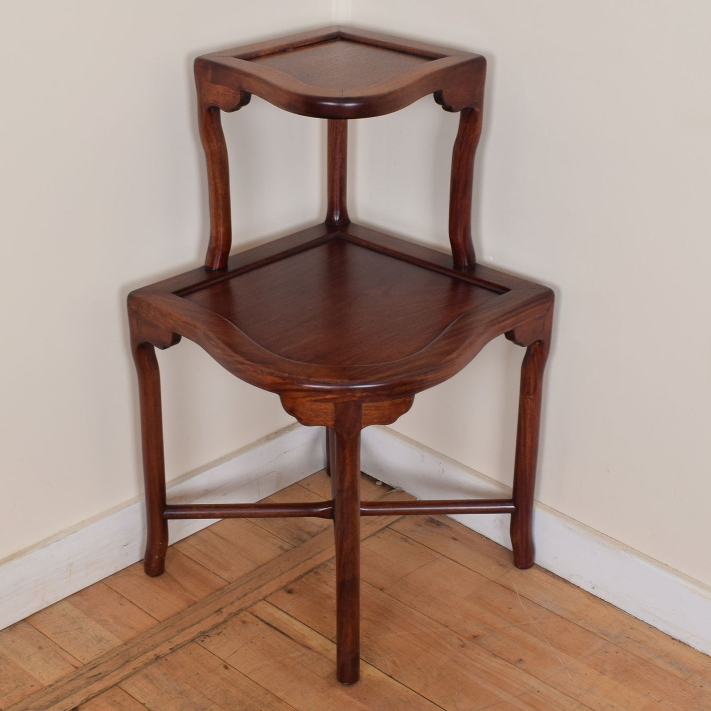 Corner chairs with table