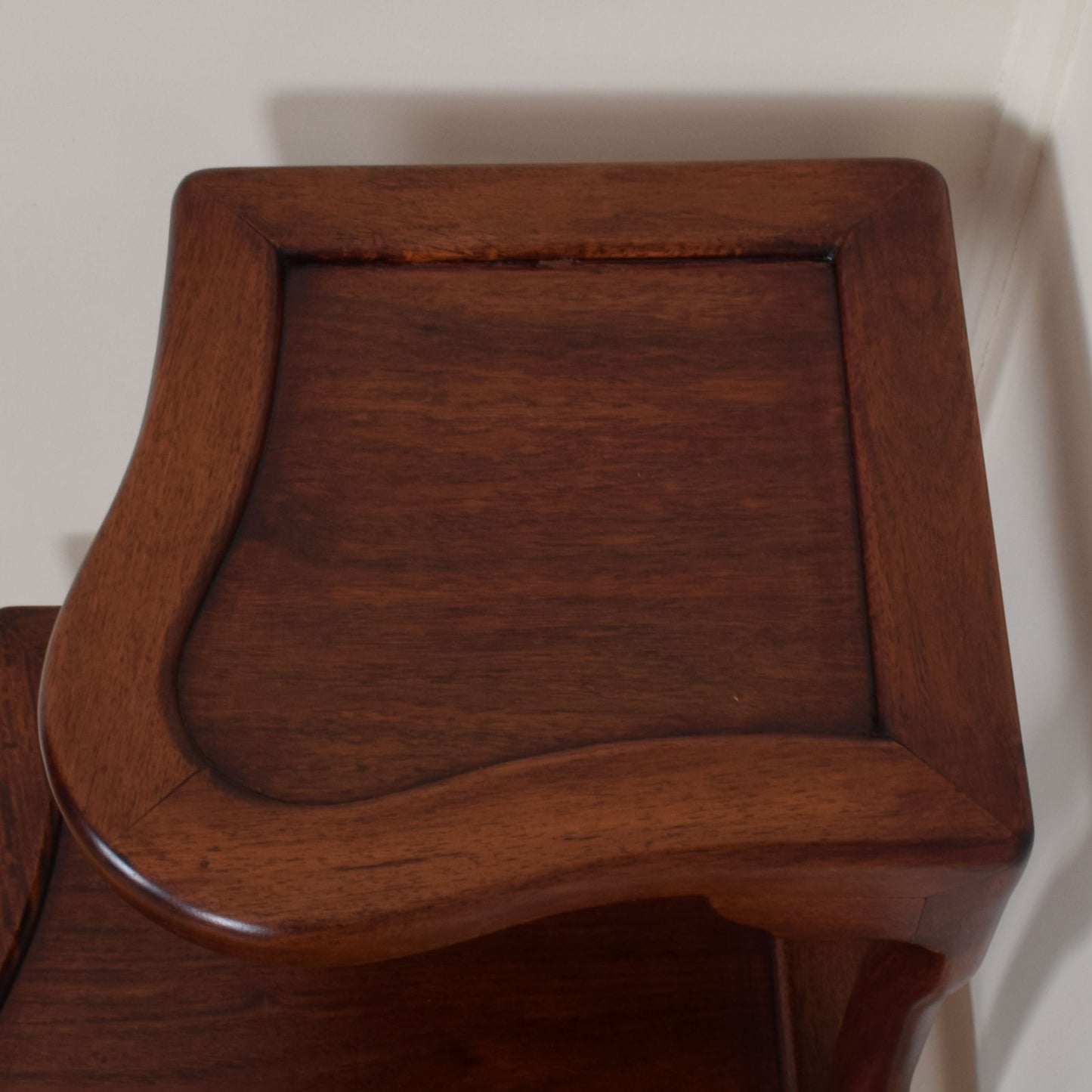 Corner chairs with table