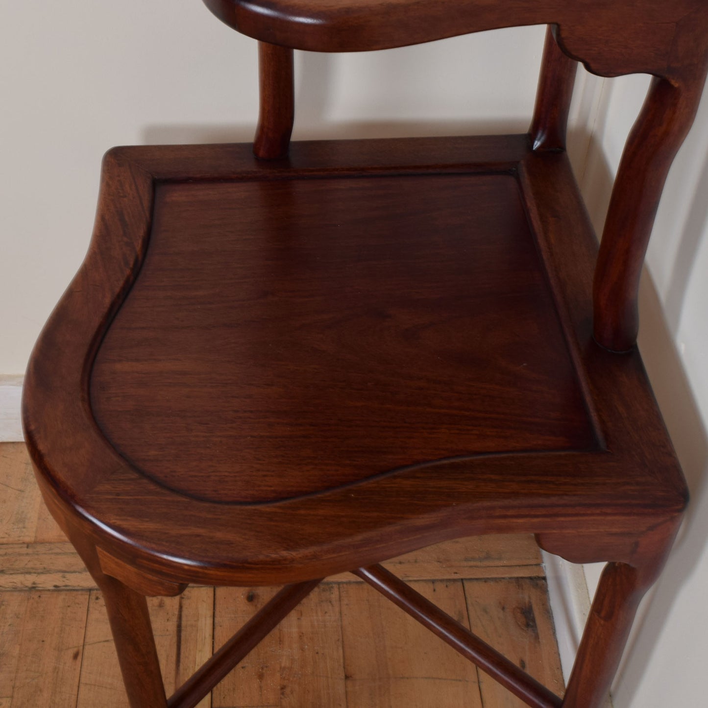 Corner chairs with table