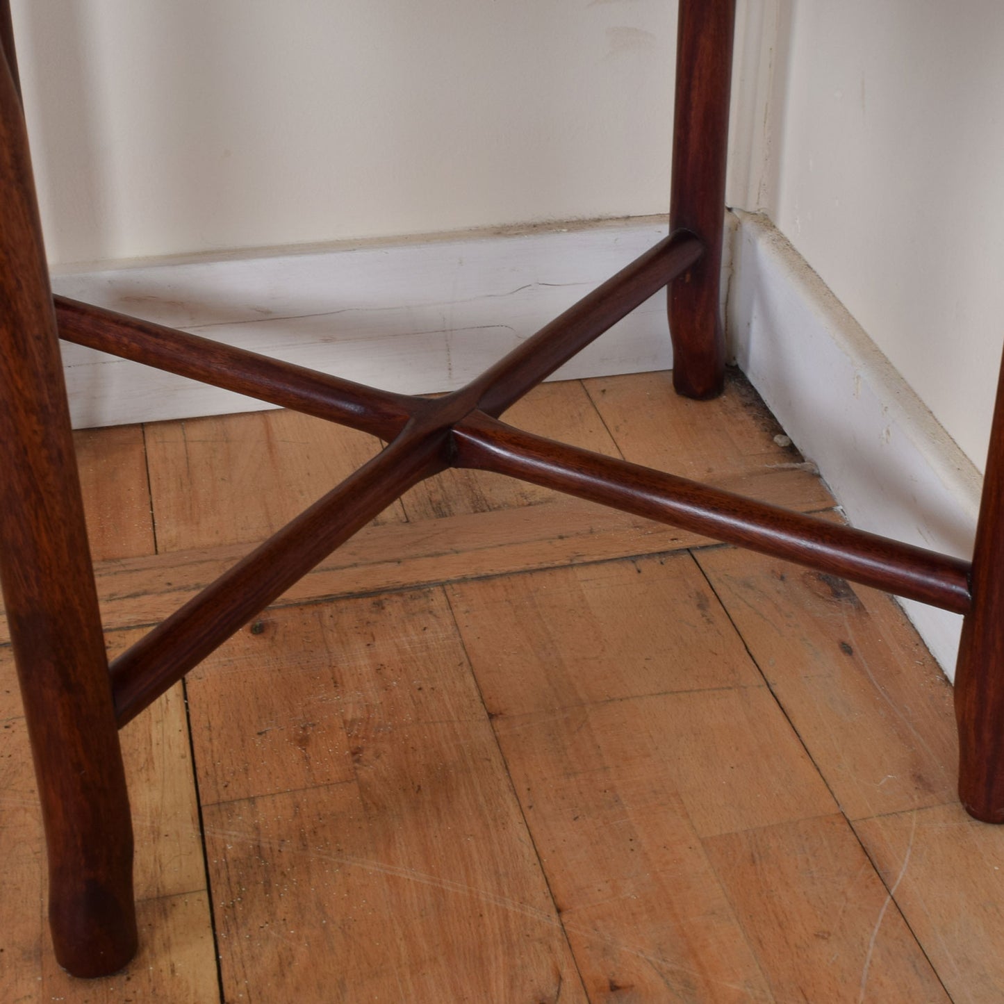 Corner chairs with table