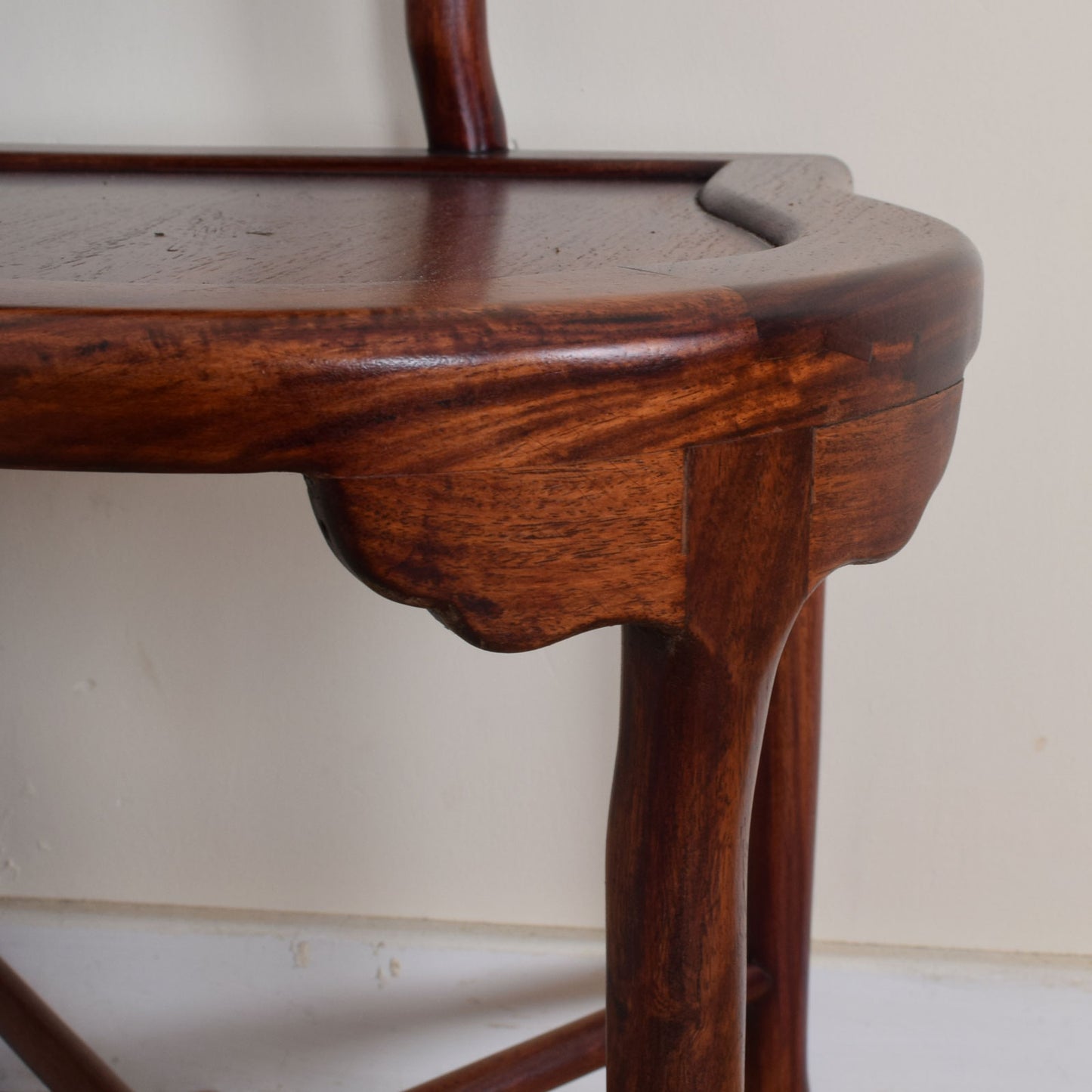 Corner chairs with table