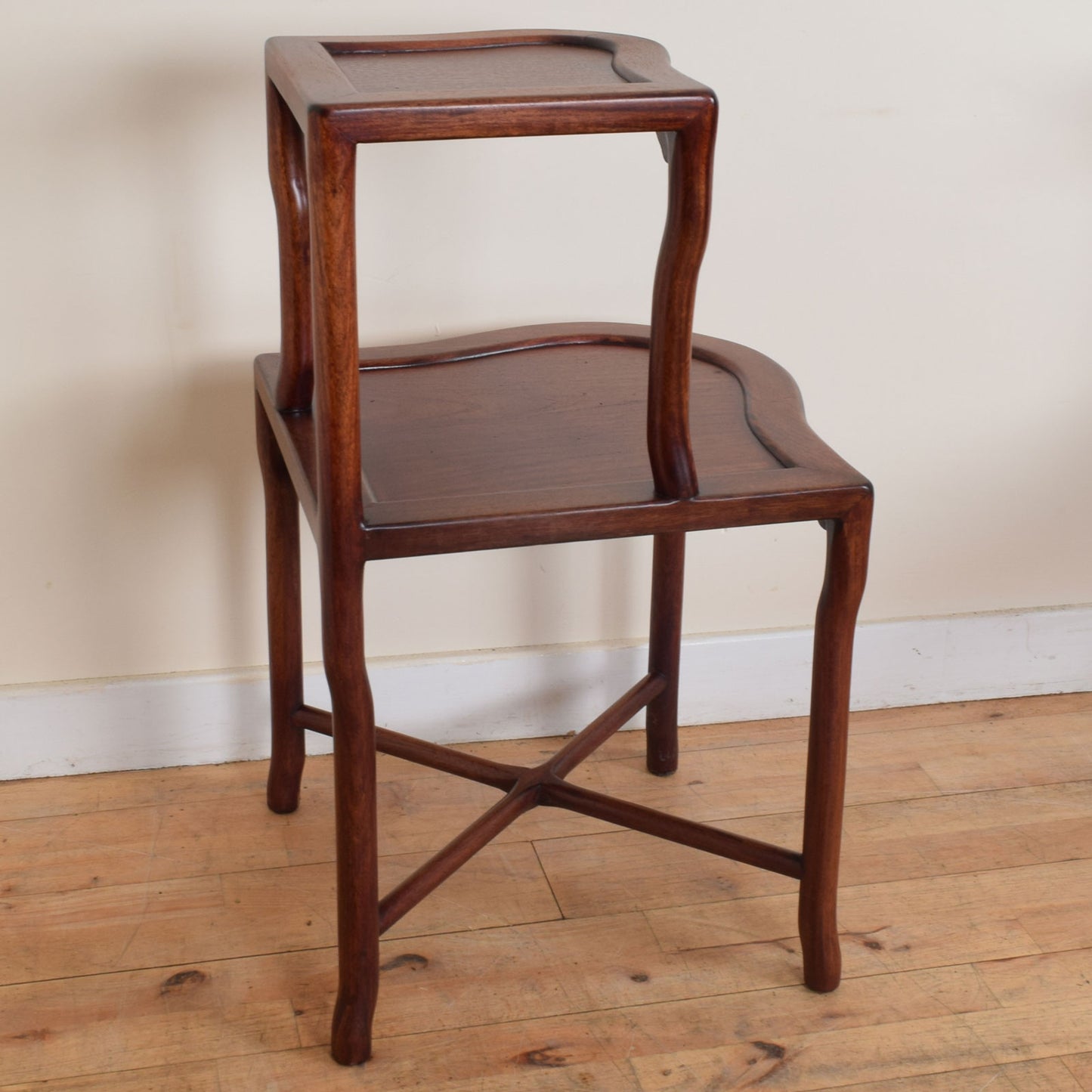 Corner chairs with table