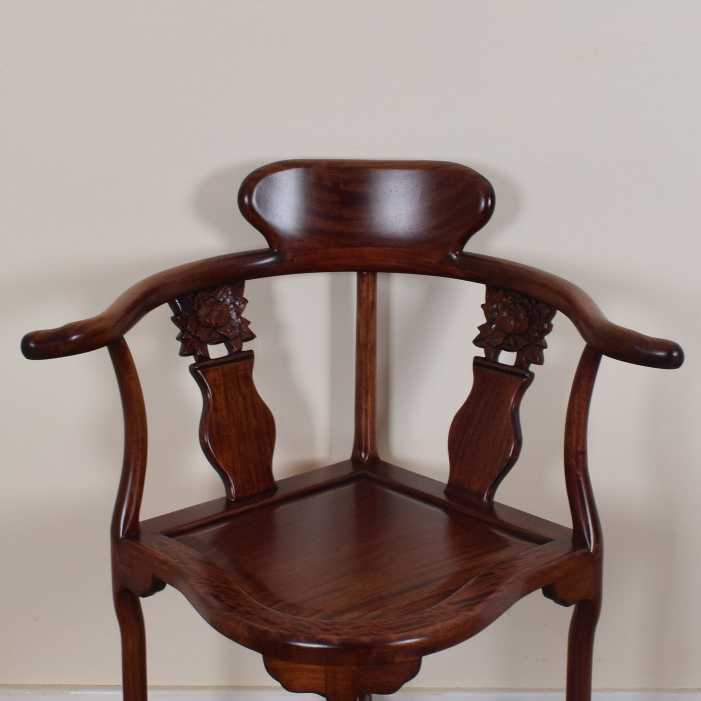 Corner chairs with table