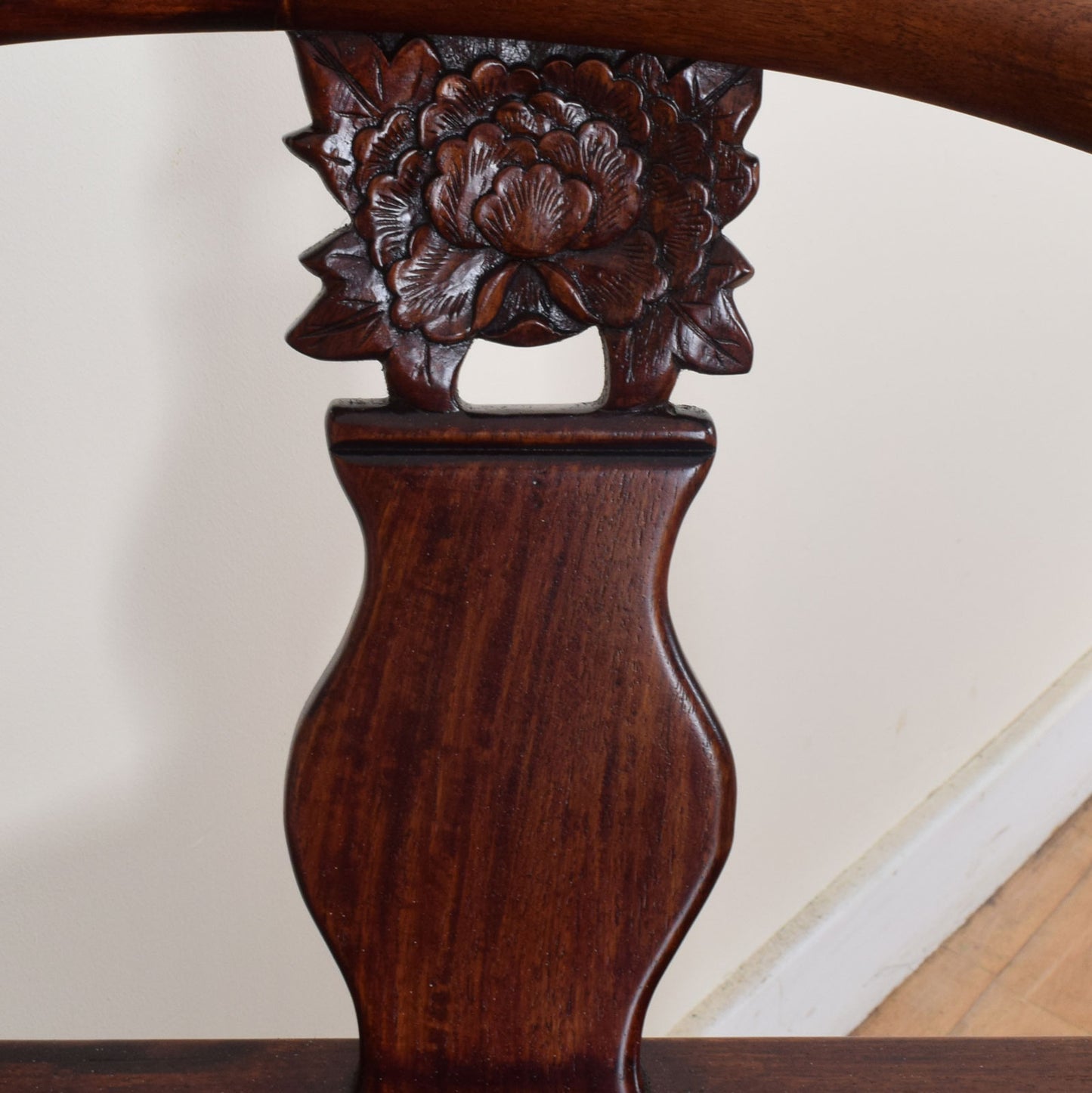 Corner chairs with table