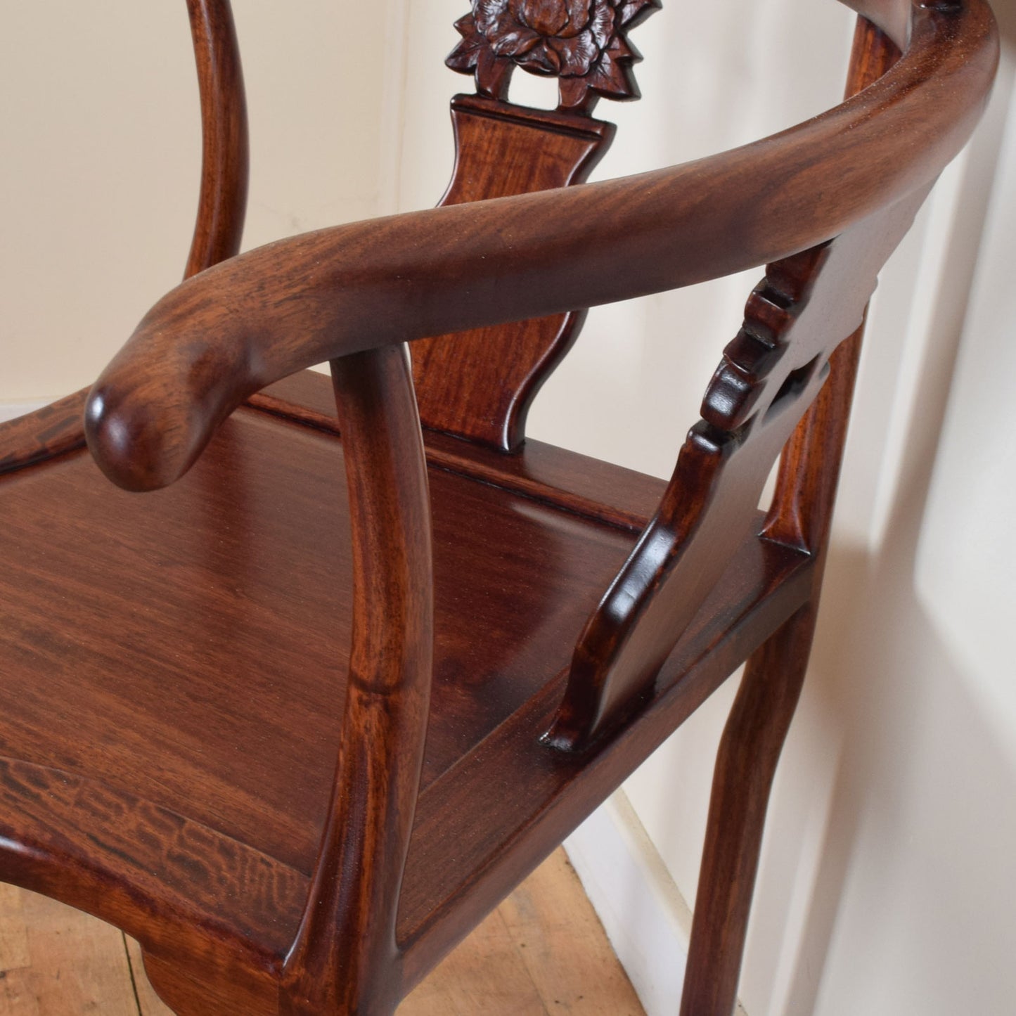 Corner chairs with table