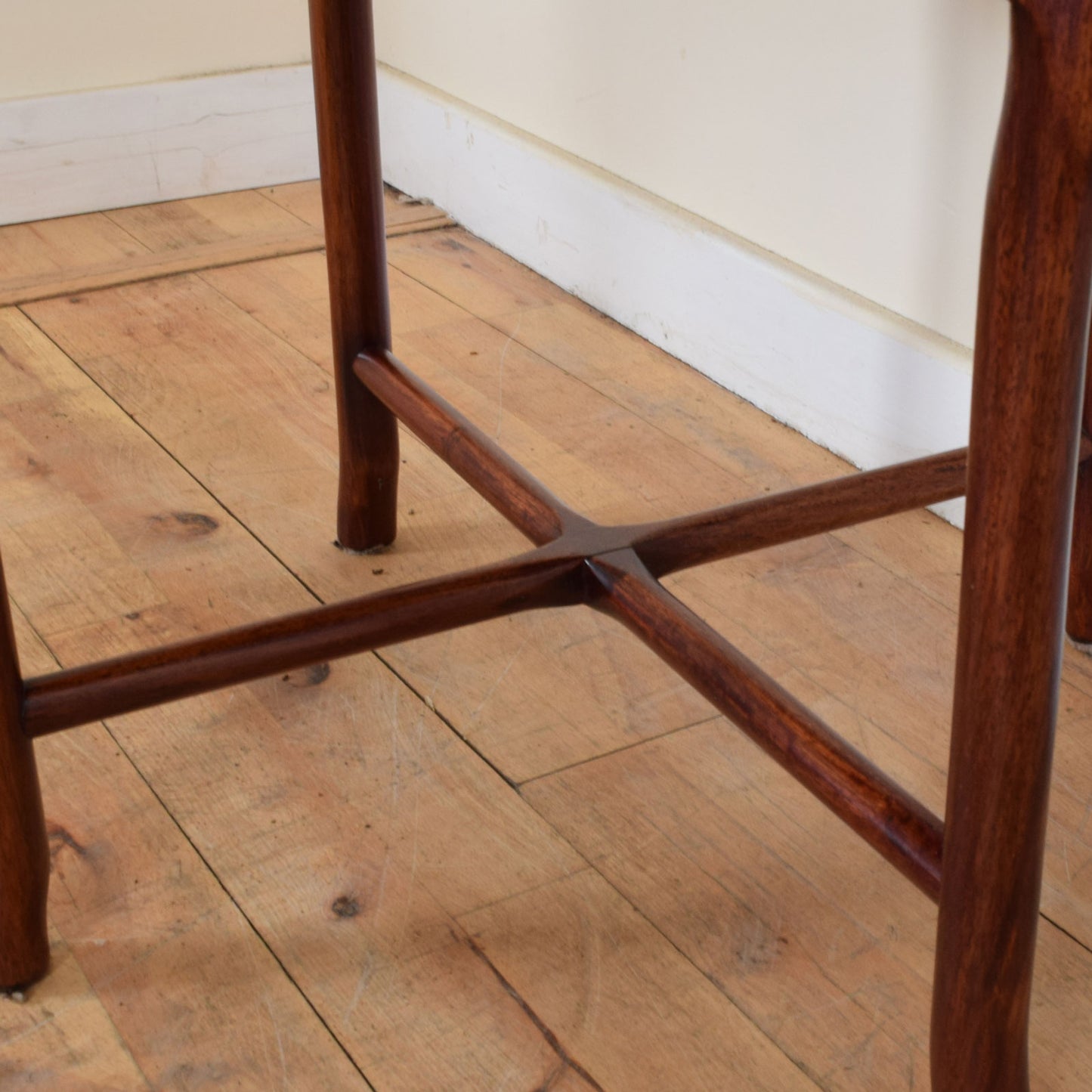Corner chairs with table