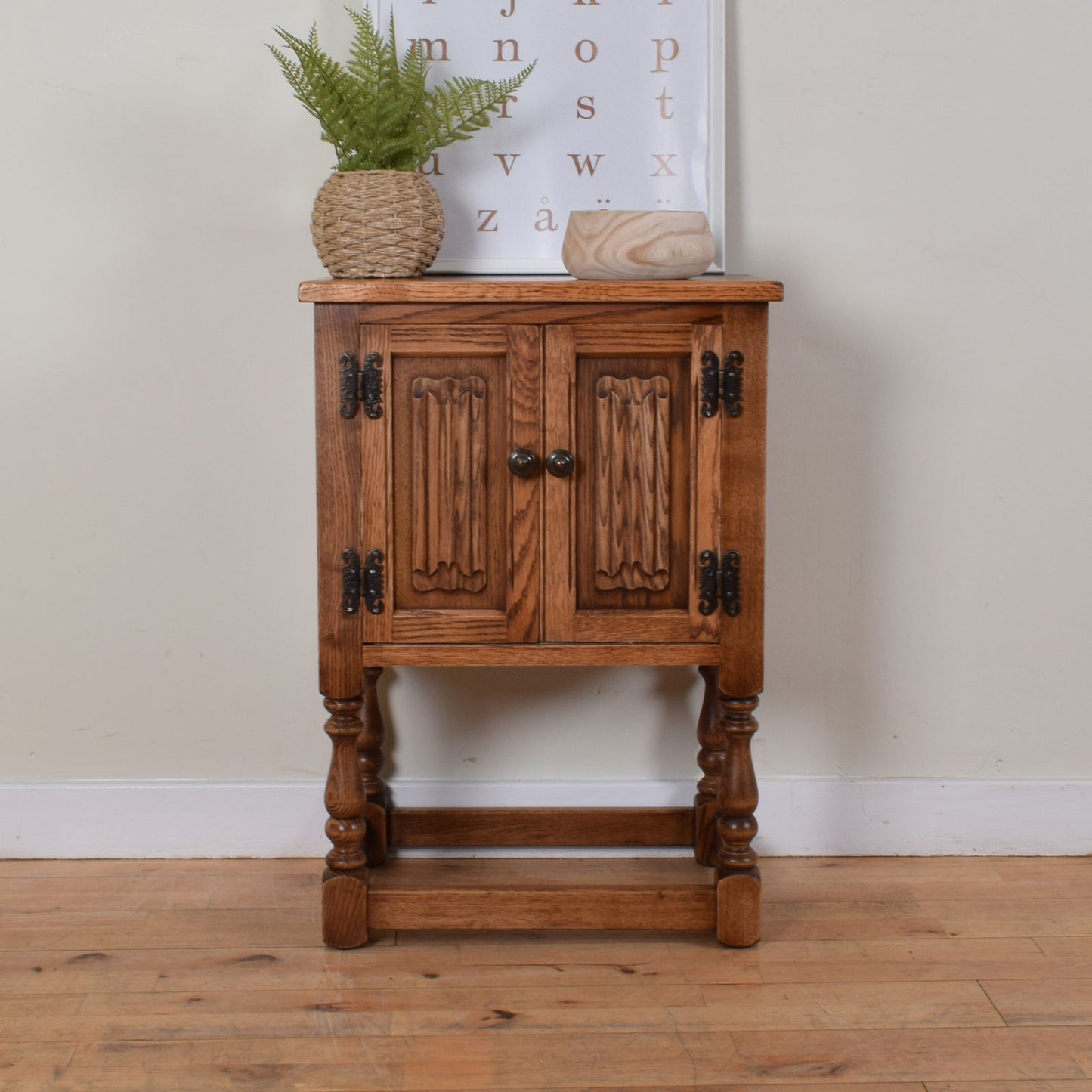 Old Charm Pot Cupboard