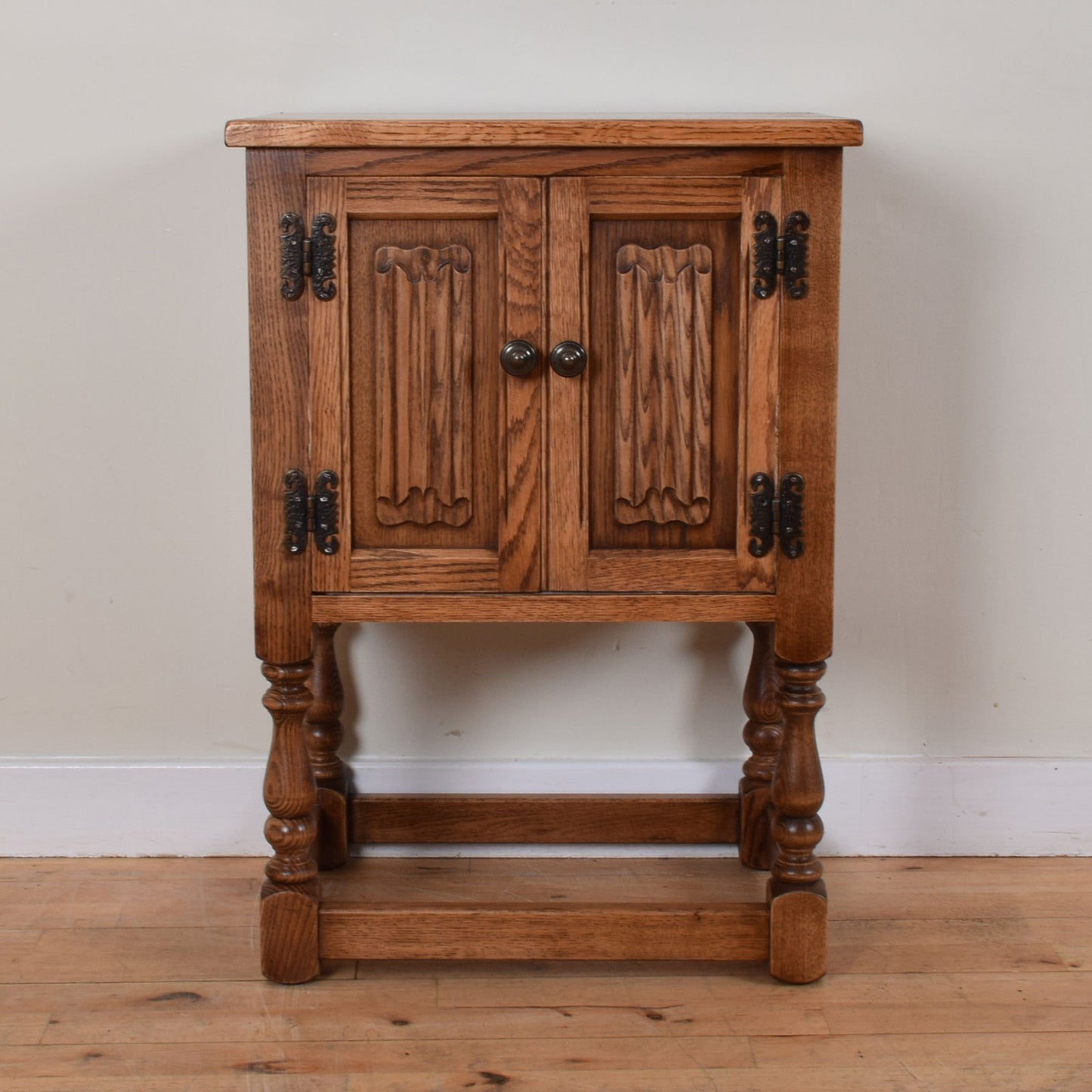 Old Charm Pot Cupboard