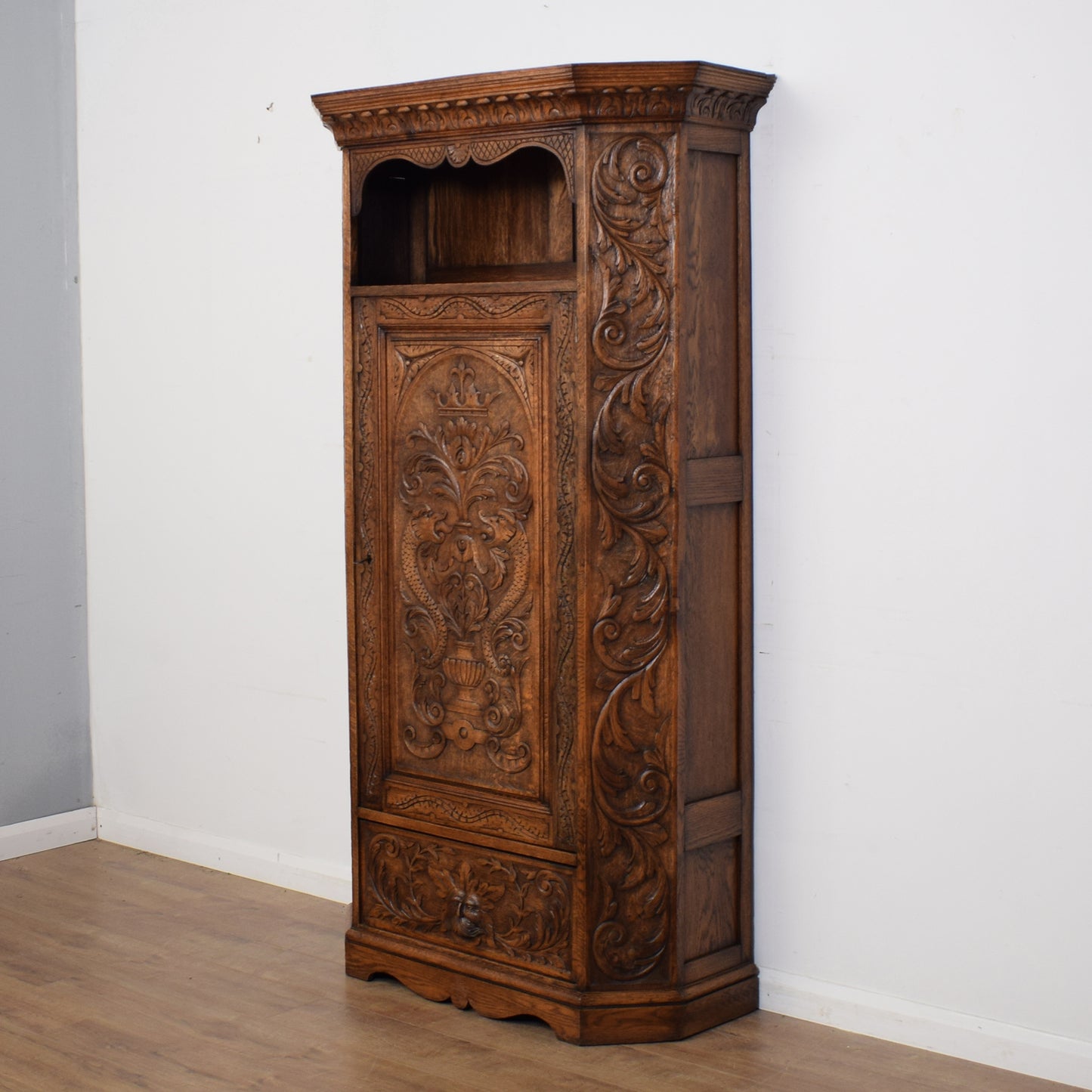 Vintage Carved Hallrobe