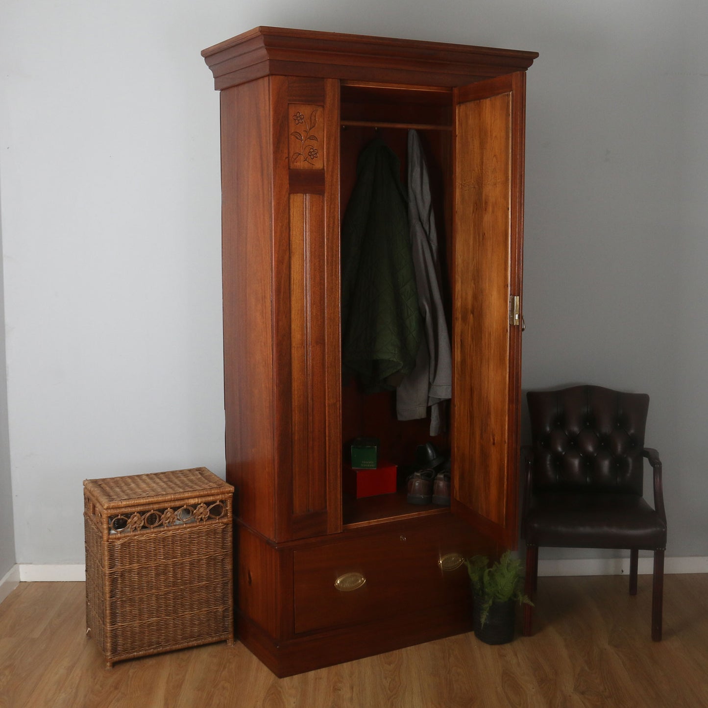 Mahogany Hallrobe