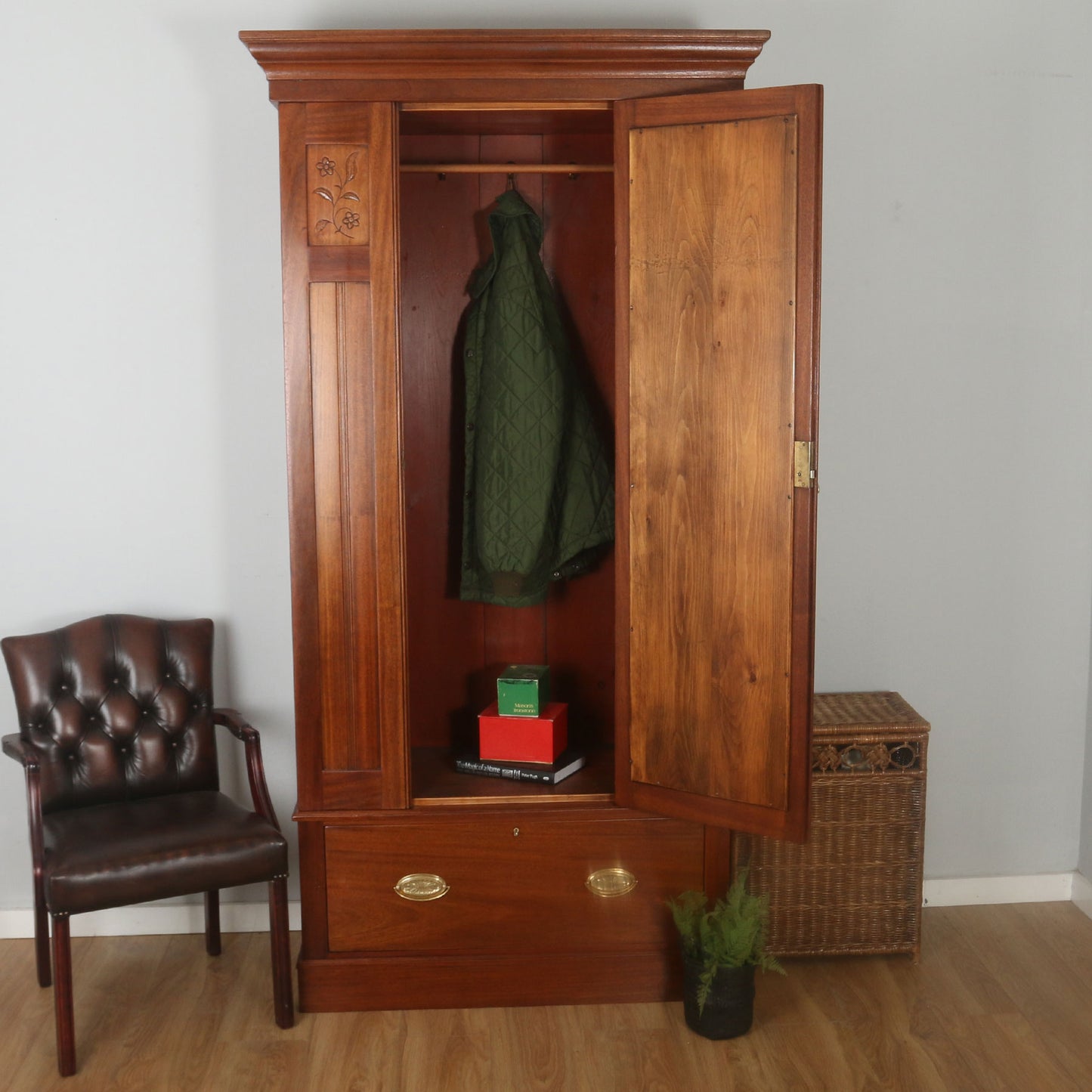 Mahogany Hallrobe