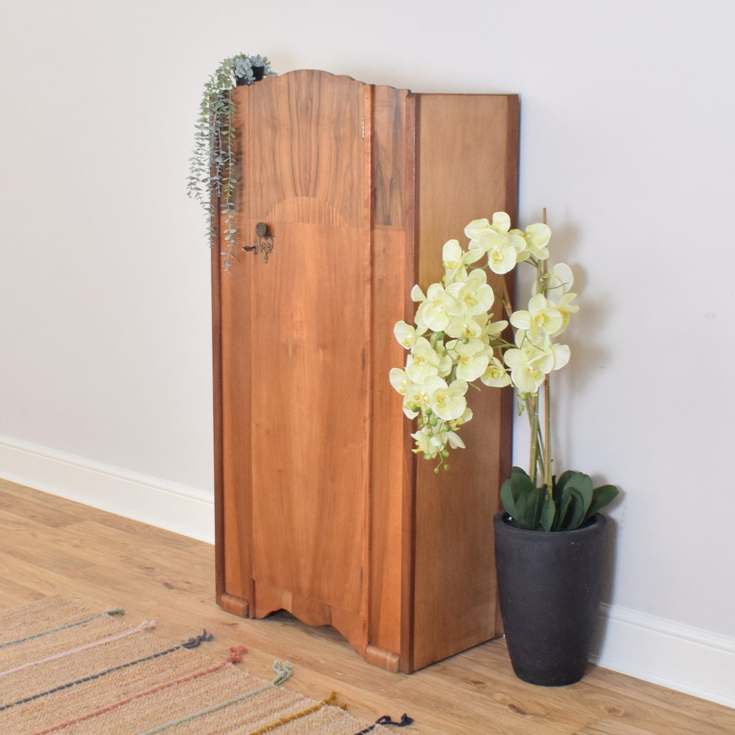 Small Walnut Hallrobe