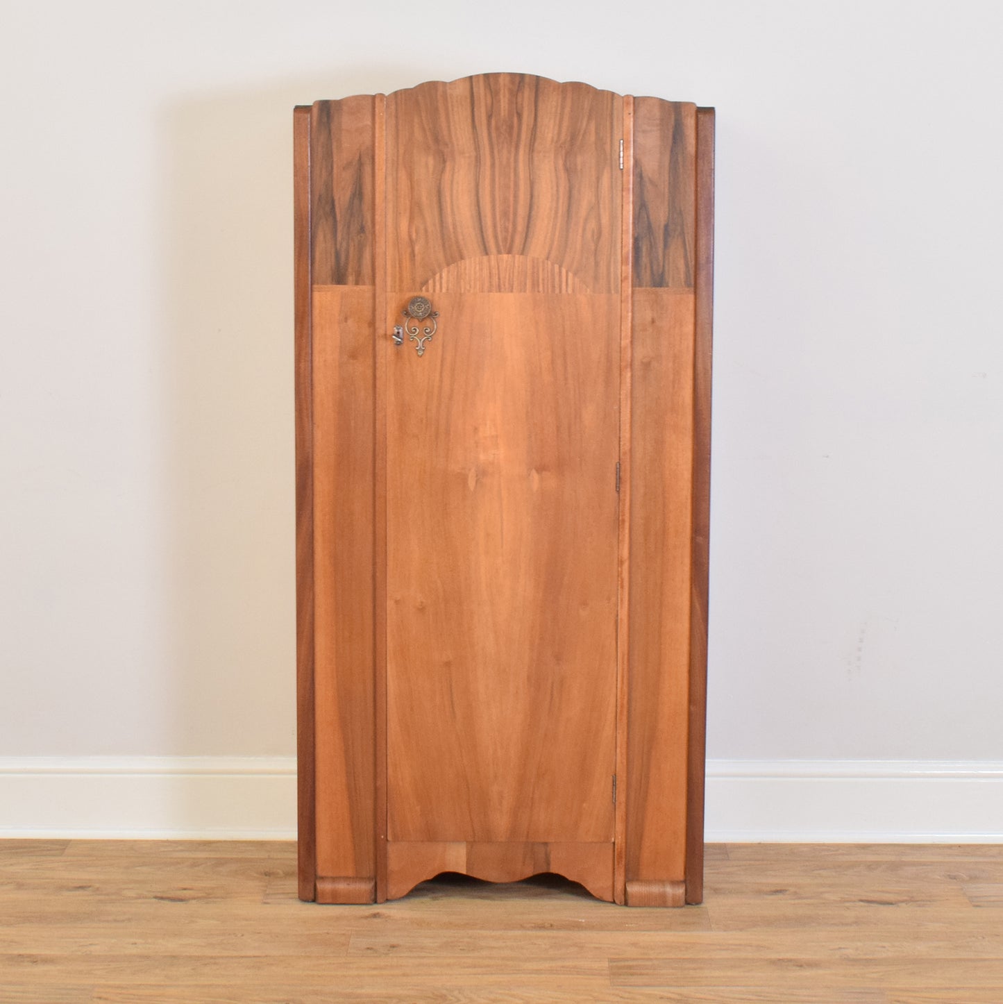 Small Walnut Hallrobe