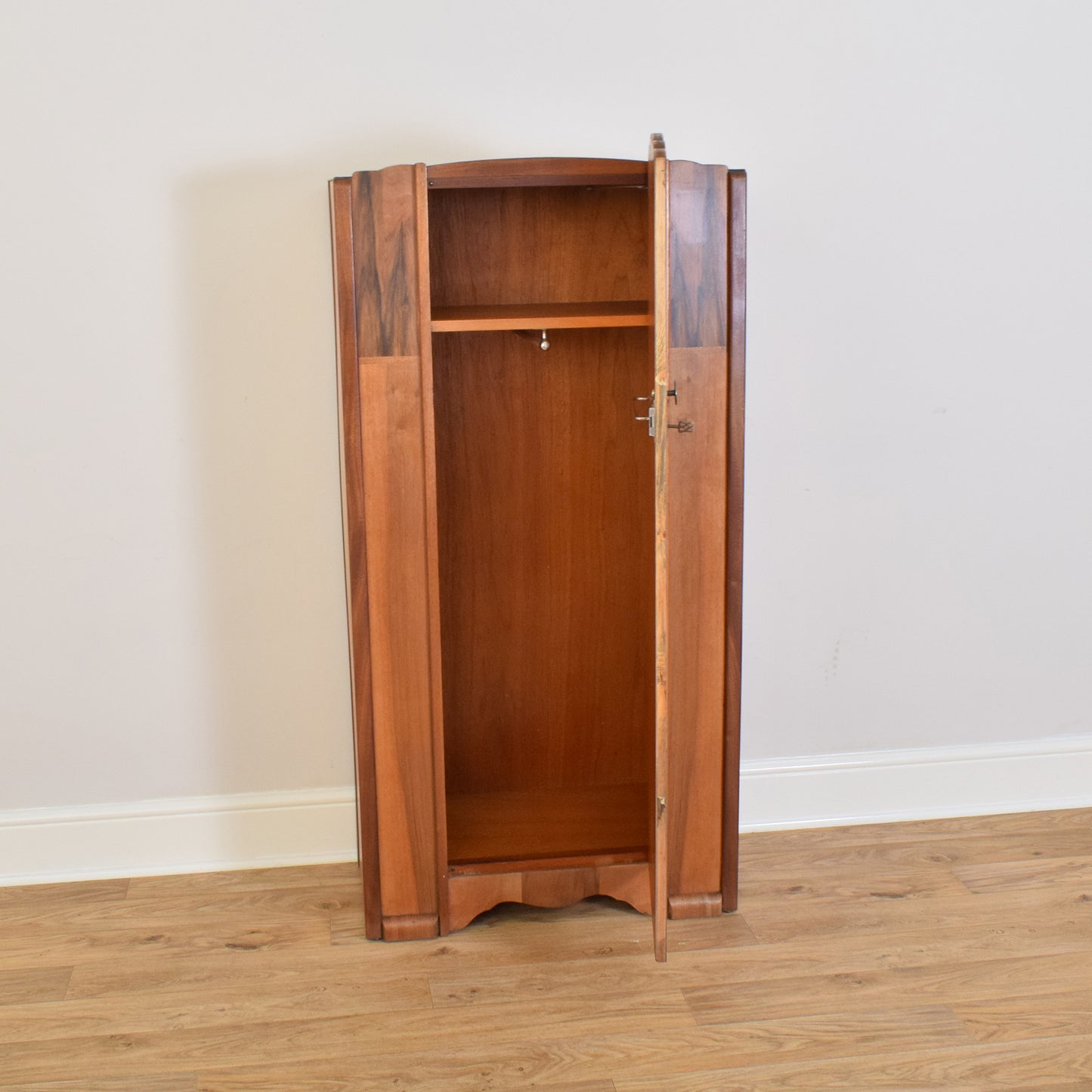 Small Walnut Hallrobe