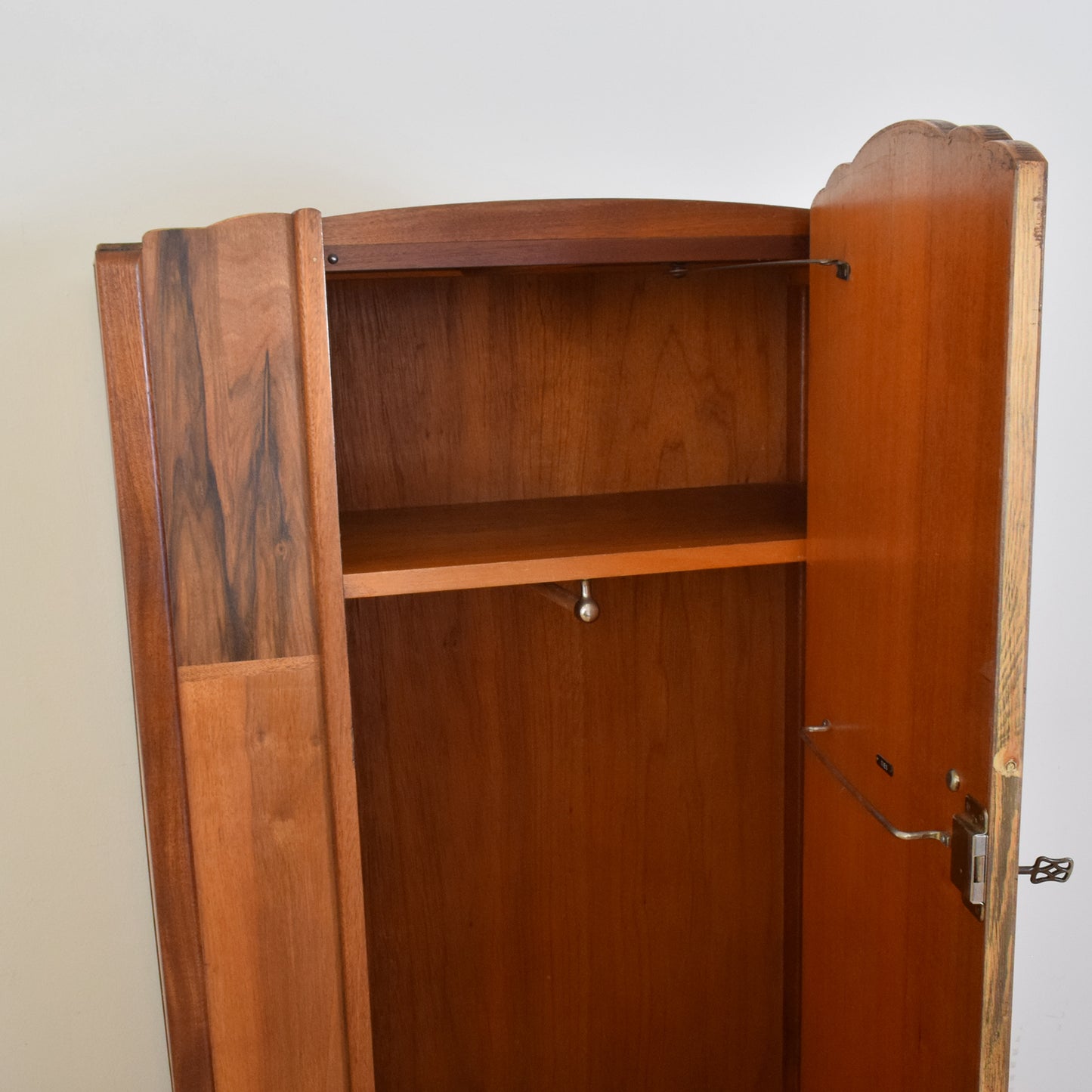 Small Walnut Hallrobe