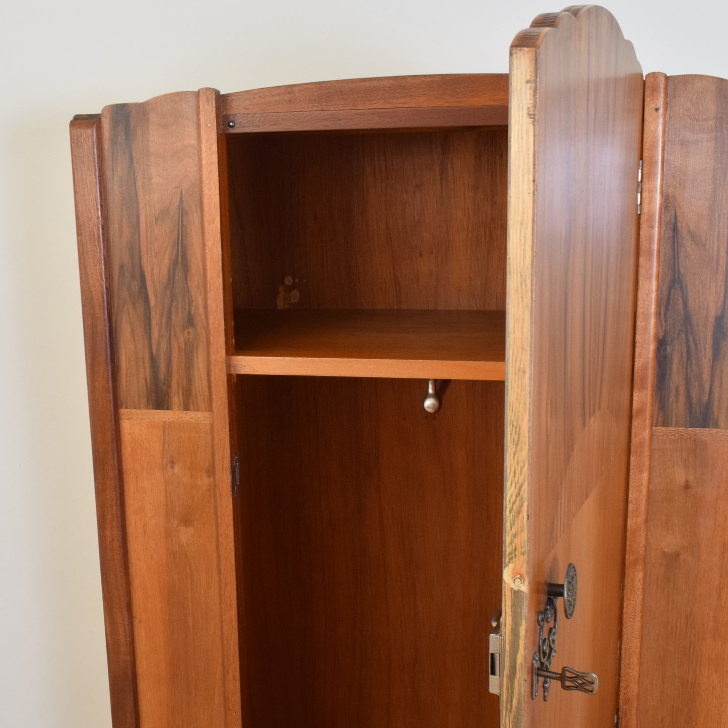 Small Walnut Hallrobe
