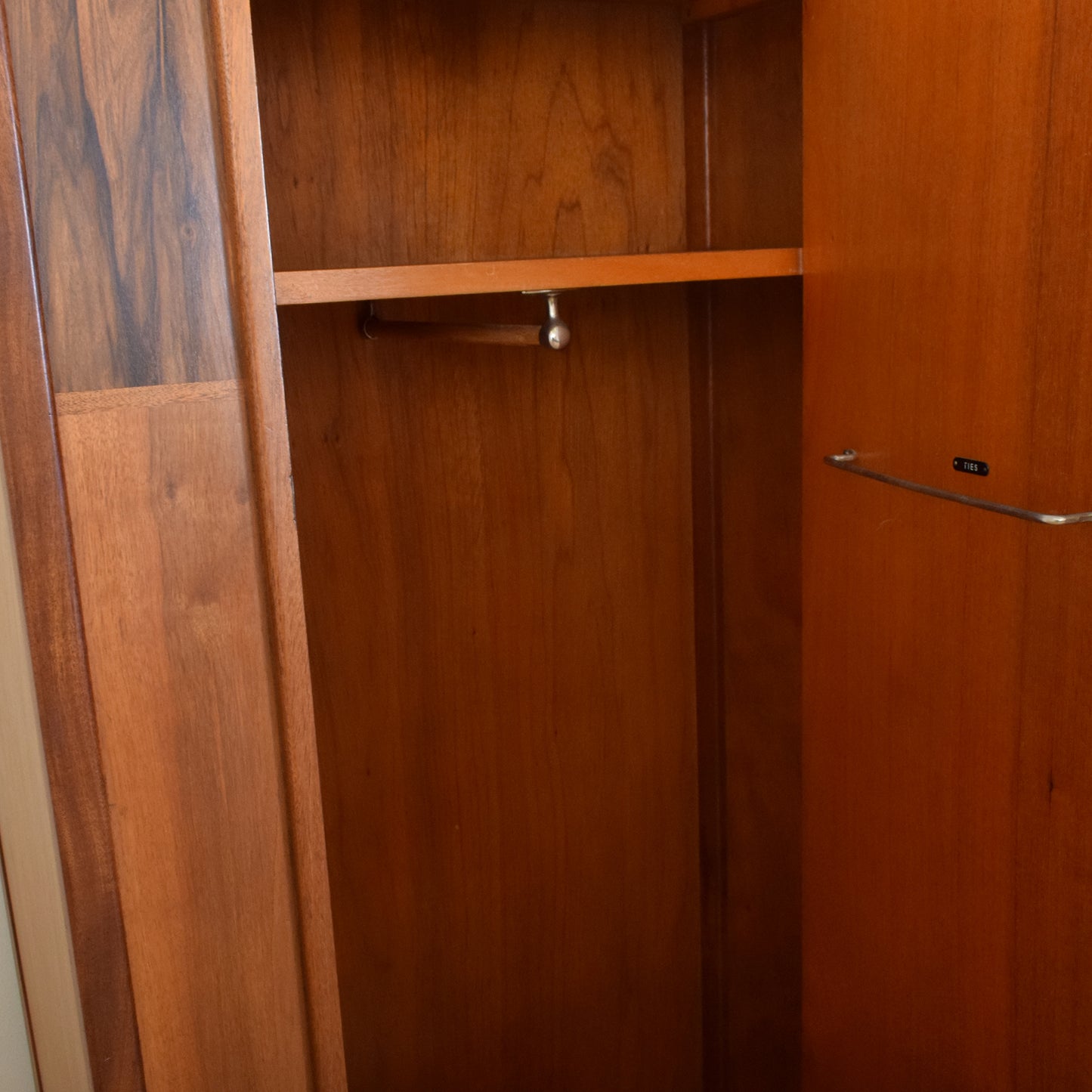 Small Walnut Hallrobe