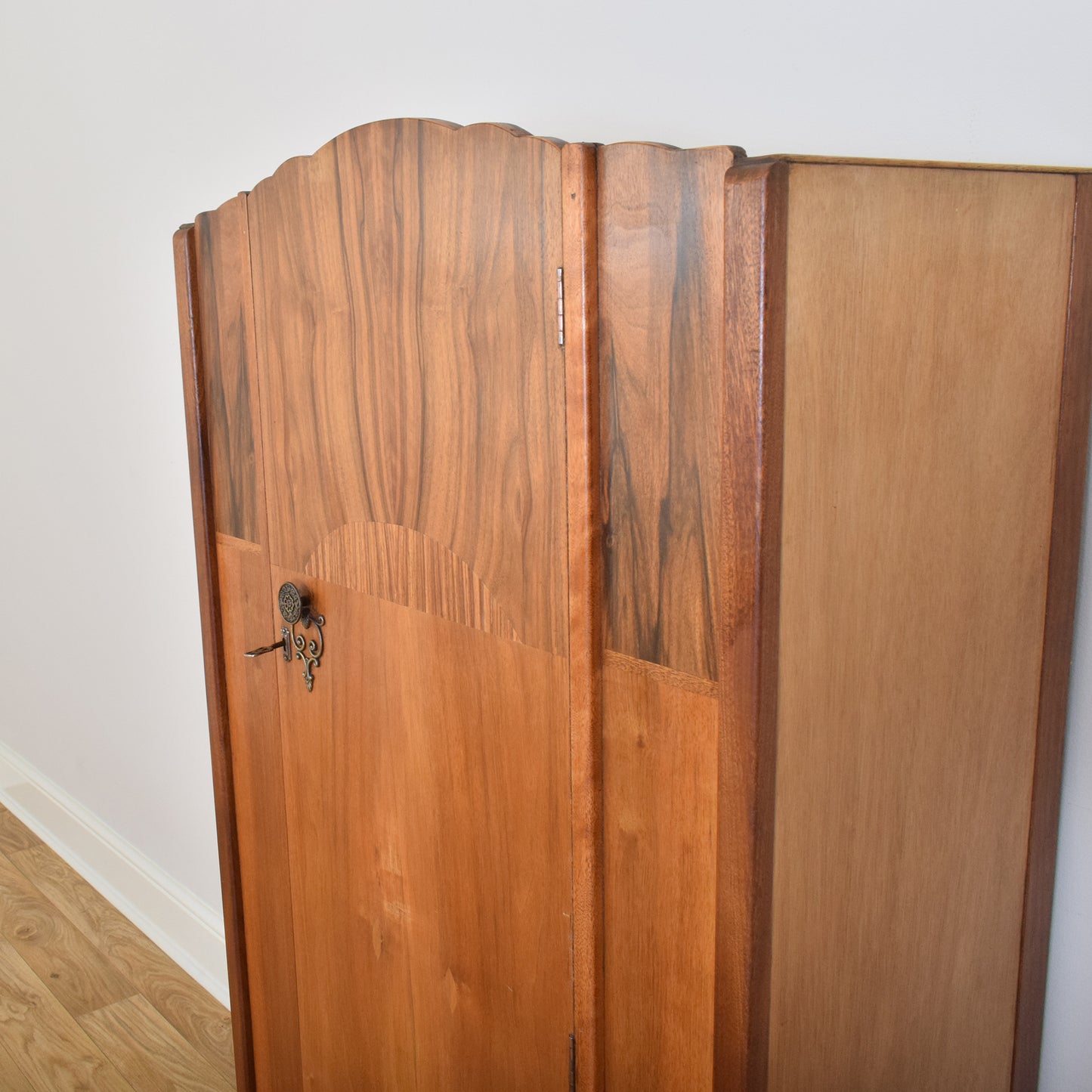 Small Walnut Hallrobe