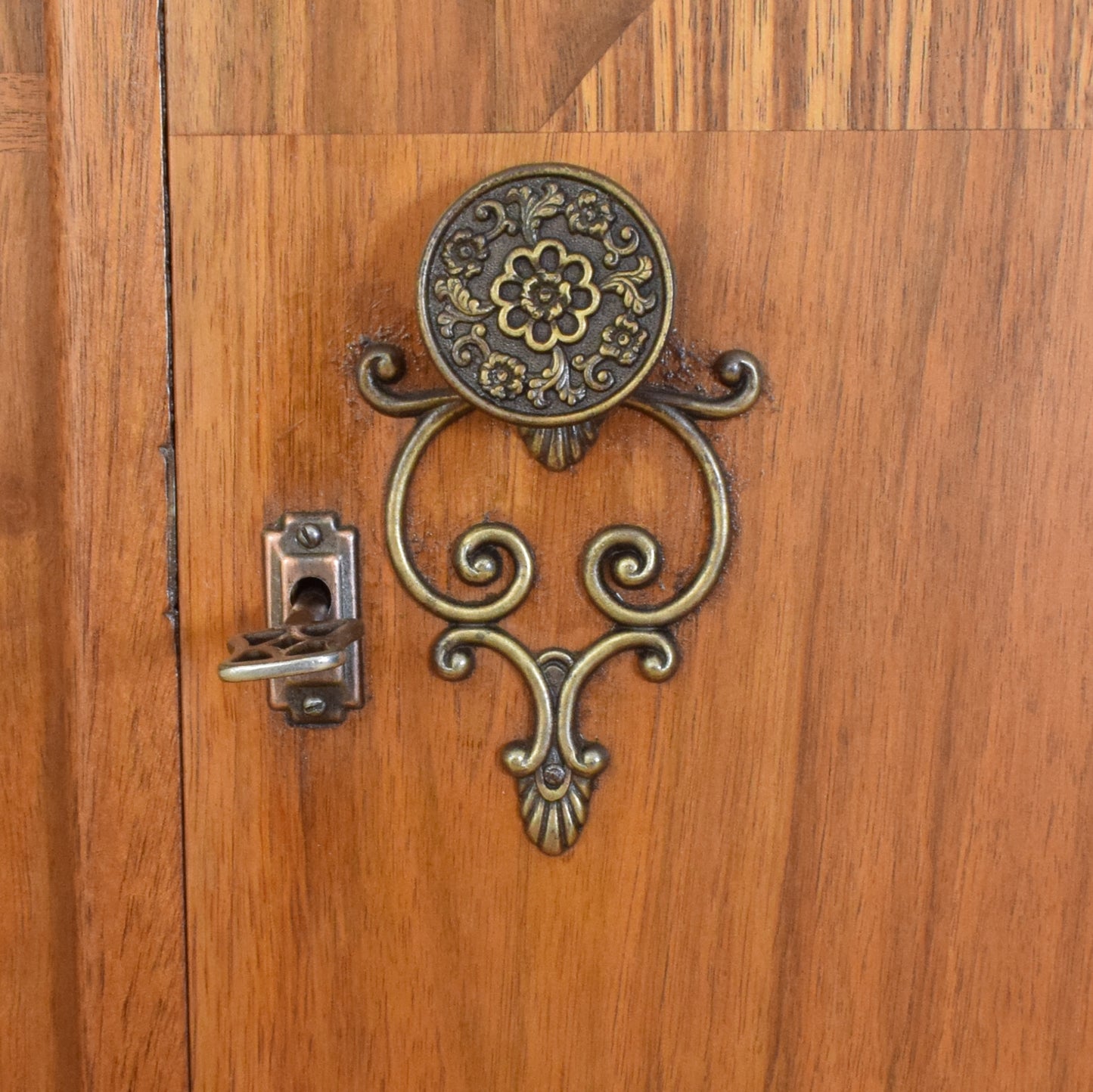 Small Walnut Hallrobe