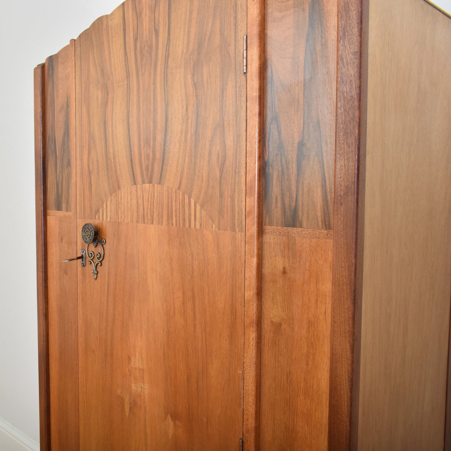 Small Walnut Hallrobe