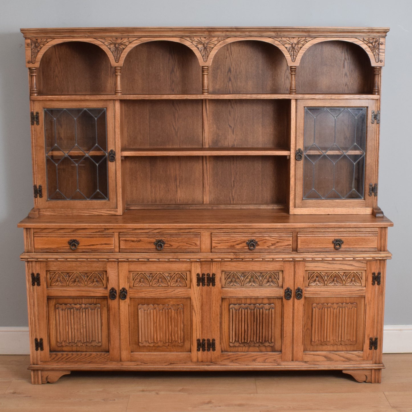 Vintage Old Charm Dresser