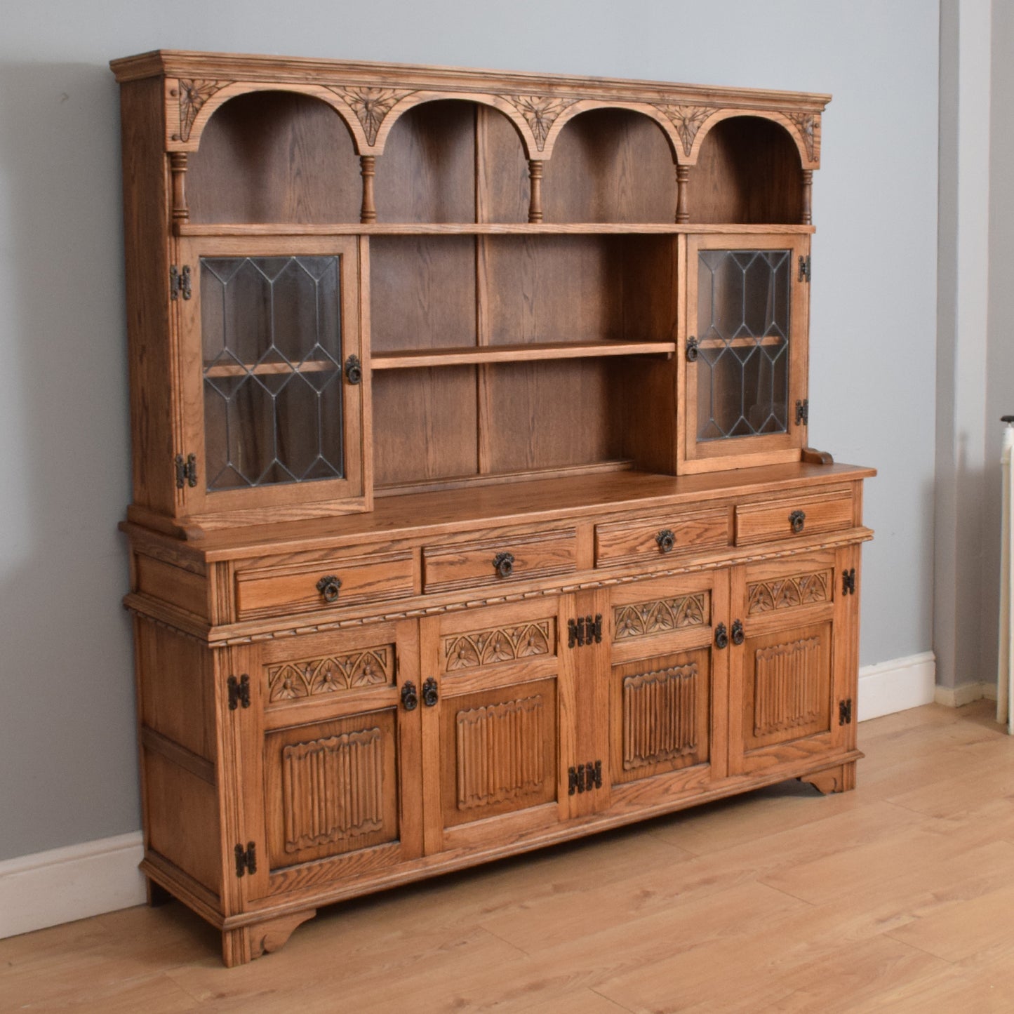Vintage Old Charm Dresser