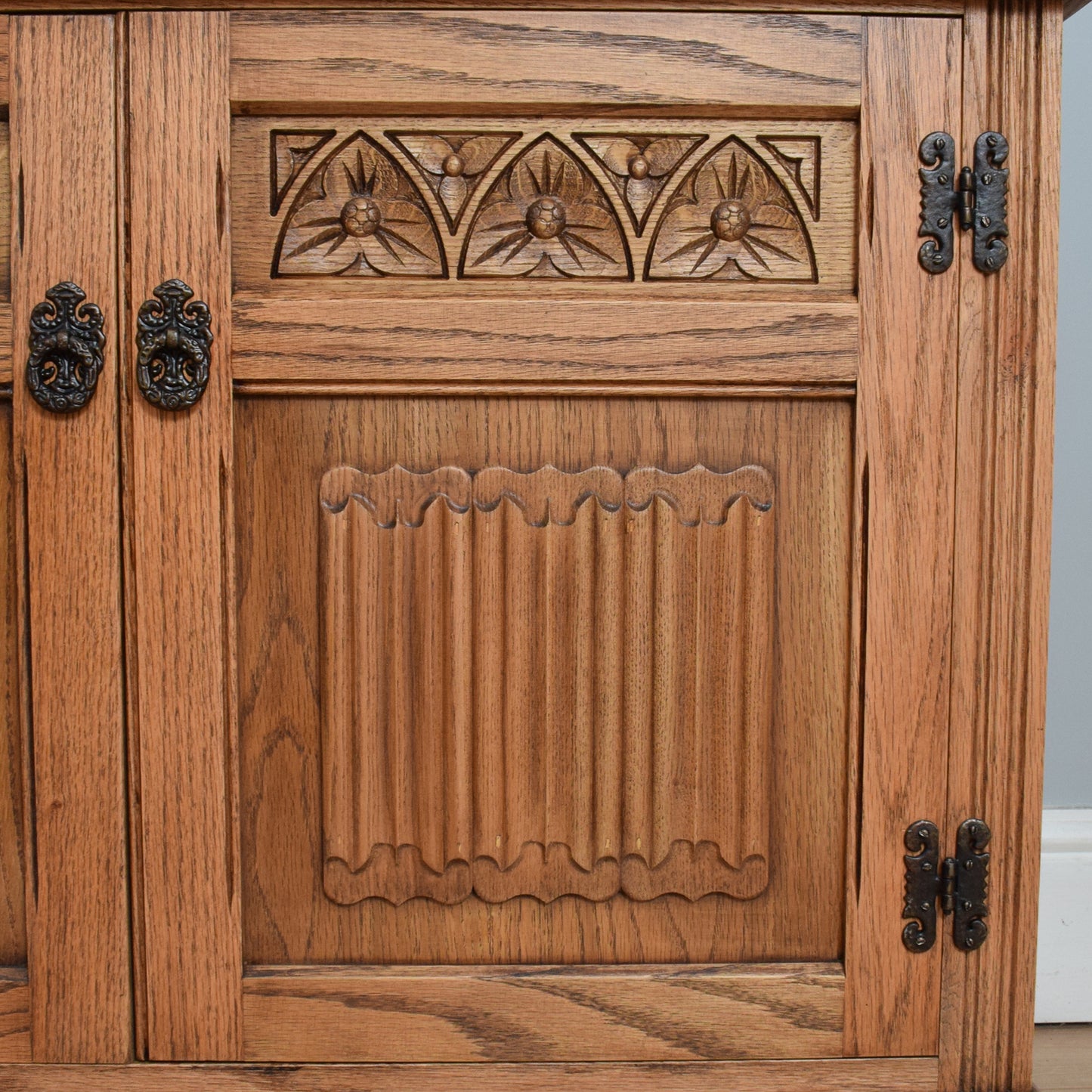 Vintage Old Charm Dresser